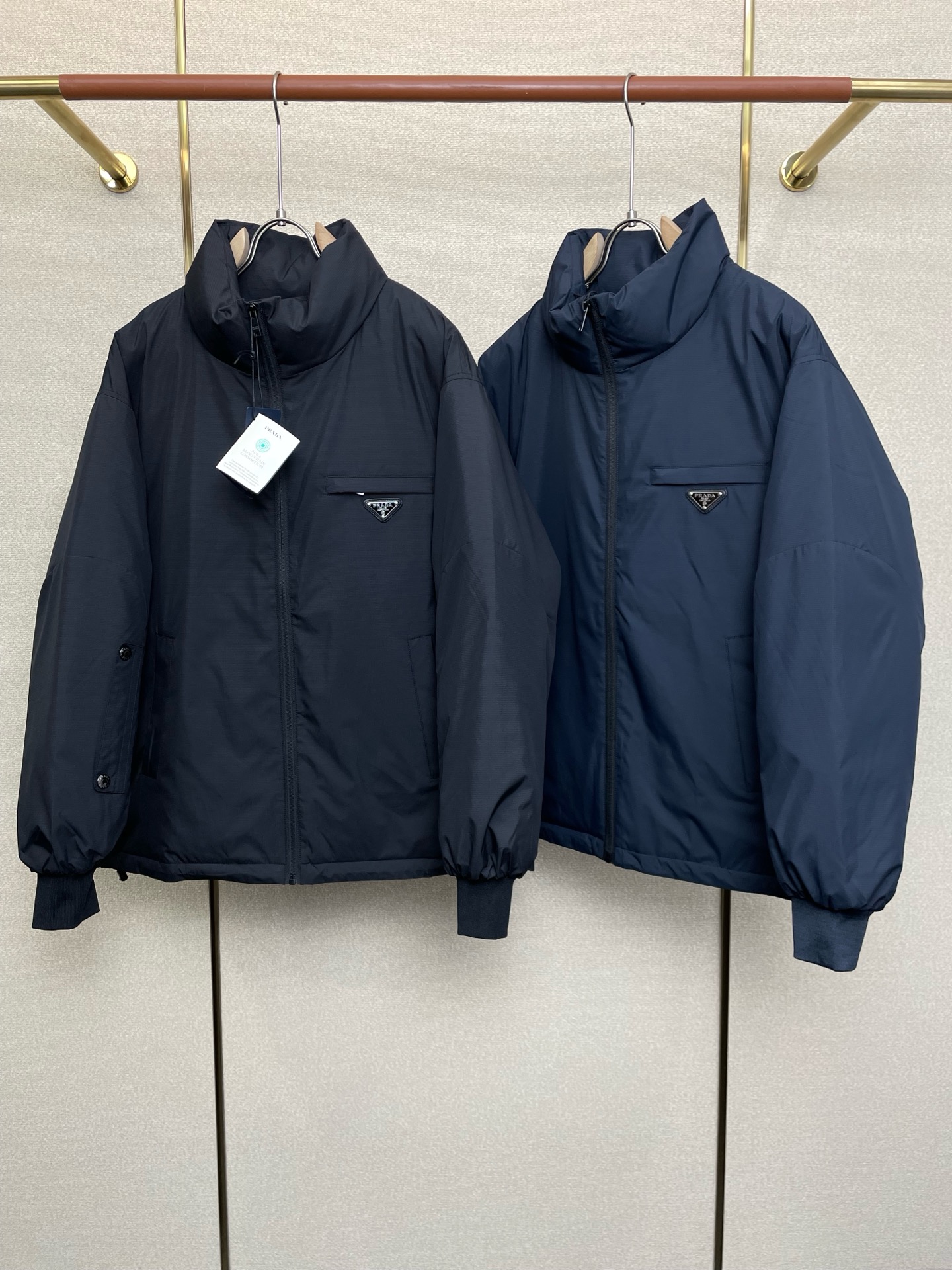 。羽绒服-Prada普拉达💥独家专供秋冬新款连帽羽绒服 贸易公司渠道稀出❕降温天气必备的保暖单品，不论是