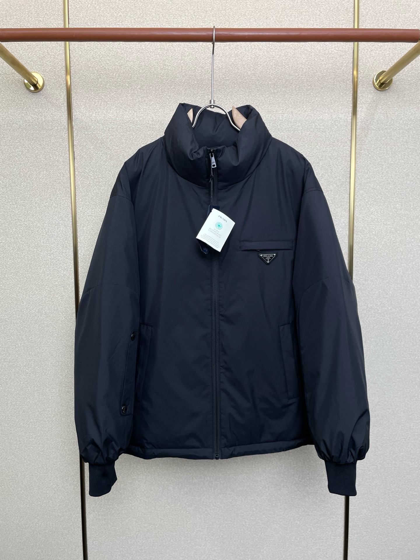 。羽绒服-Prada普拉达💥独家专供秋冬新款连帽羽绒服 贸易公司渠道稀出❕降温天气必备的保暖单品，不论是