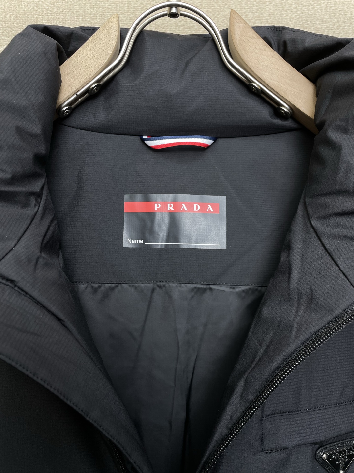 。羽绒服-Prada普拉达💥独家专供秋冬新款连帽羽绒服 贸易公司渠道稀出❕降温天气必备的保暖单品，不论是