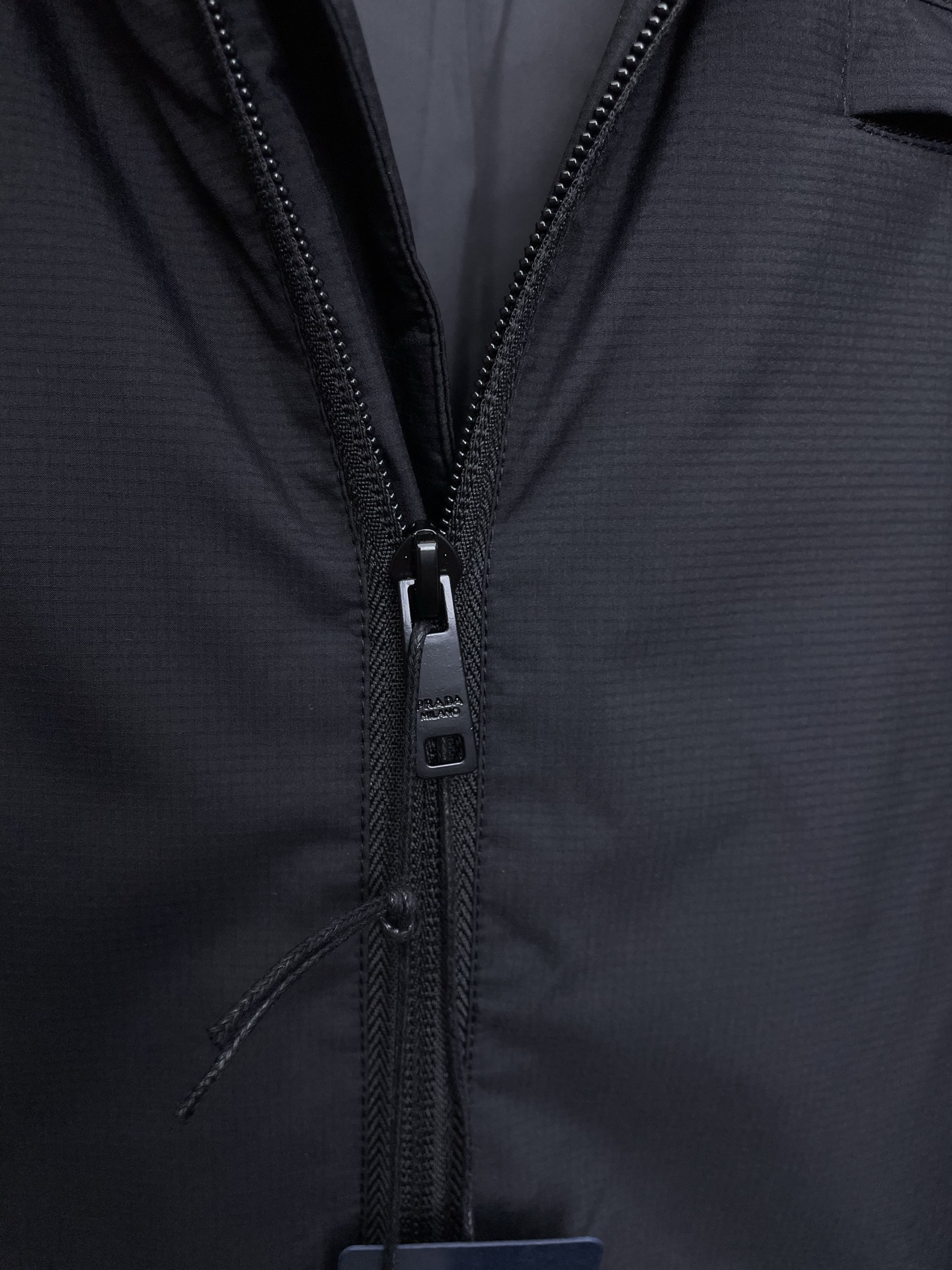 。羽绒服-Prada普拉达💥独家专供秋冬新款连帽羽绒服 贸易公司渠道稀出❕降温天气必备的保暖单品，不论是