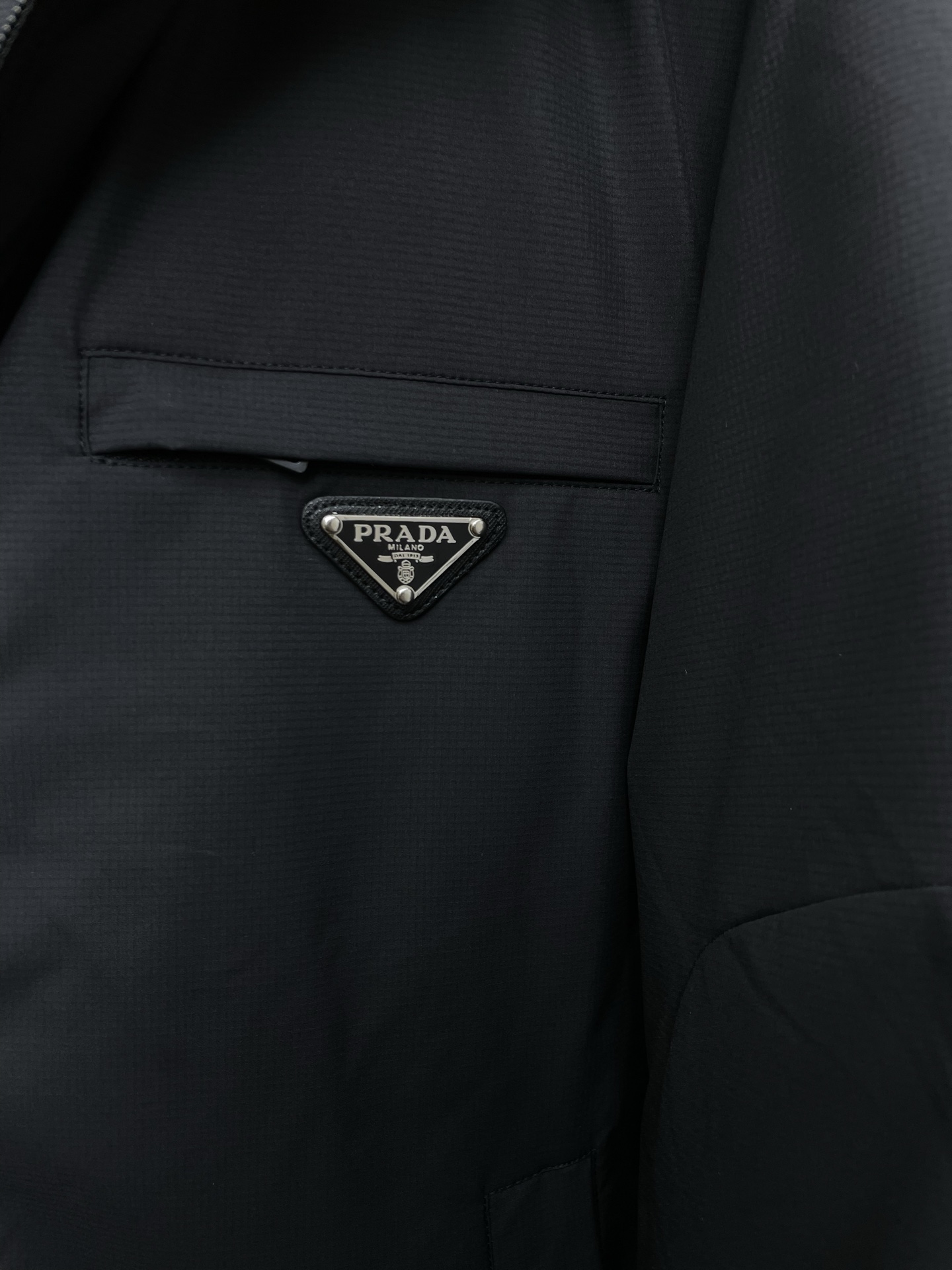 。羽绒服-Prada普拉达💥独家专供秋冬新款连帽羽绒服 贸易公司渠道稀出❕降温天气必备的保暖单品，不论是