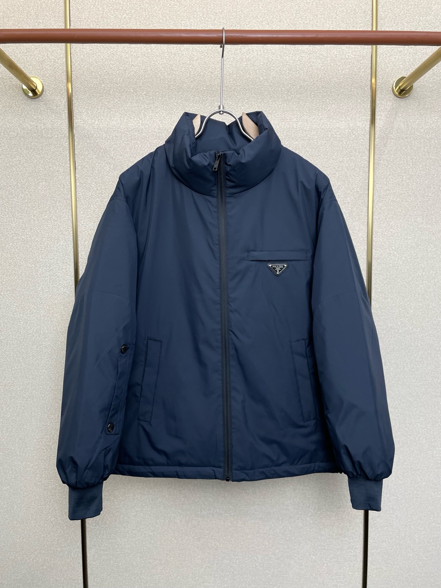 。羽绒服-Prada普拉达💥独家专供秋冬新款连帽羽绒服 贸易公司渠道稀出❕降温天气必备的保暖单品，不论是