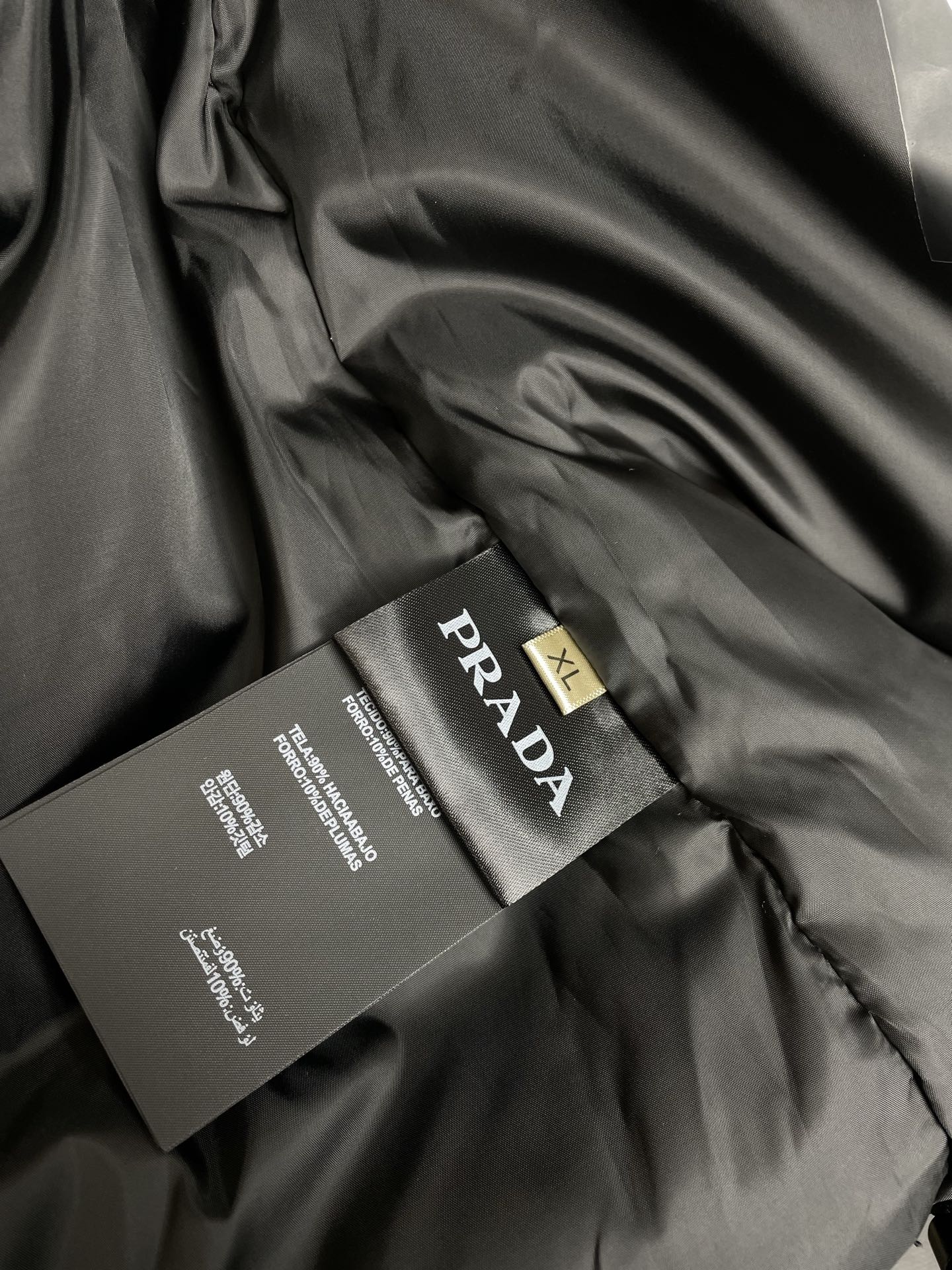 。羽绒服-Prada普拉达💥独家专供秋冬新款连帽羽绒服 贸易公司渠道稀出❕降温天气必备的保暖单品，不论是