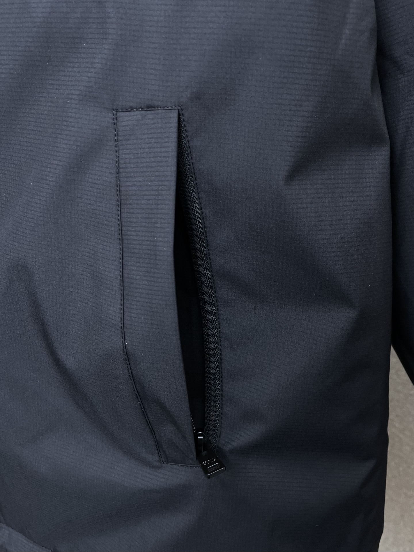 。羽绒服-Prada普拉达💥独家专供秋冬新款连帽羽绒服 贸易公司渠道稀出❕降温天气必备的保暖单品，不论是