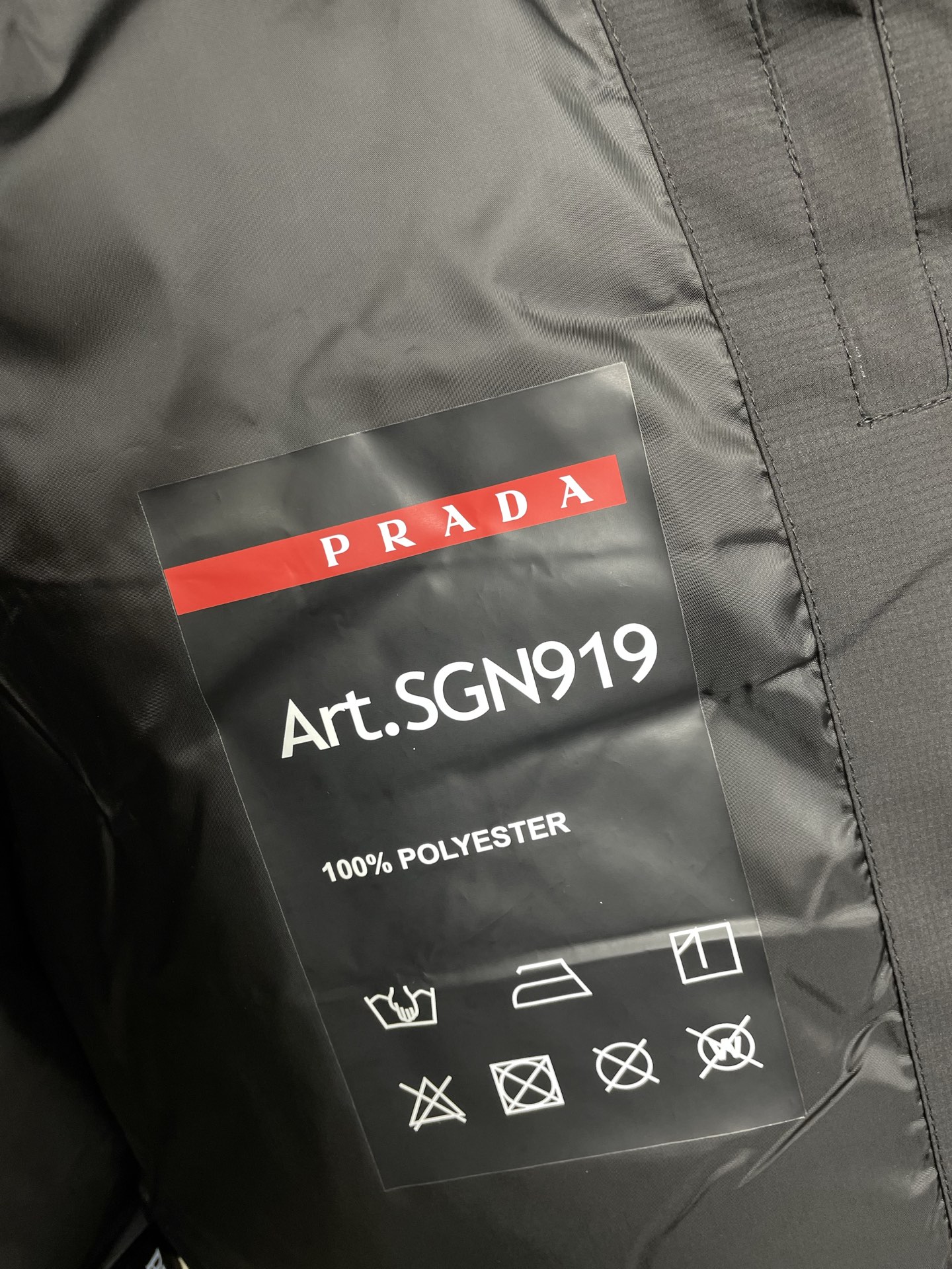 。羽绒服-Prada普拉达💥独家专供秋冬新款连帽羽绒服 贸易公司渠道稀出❕降温天气必备的保暖单品，不论是