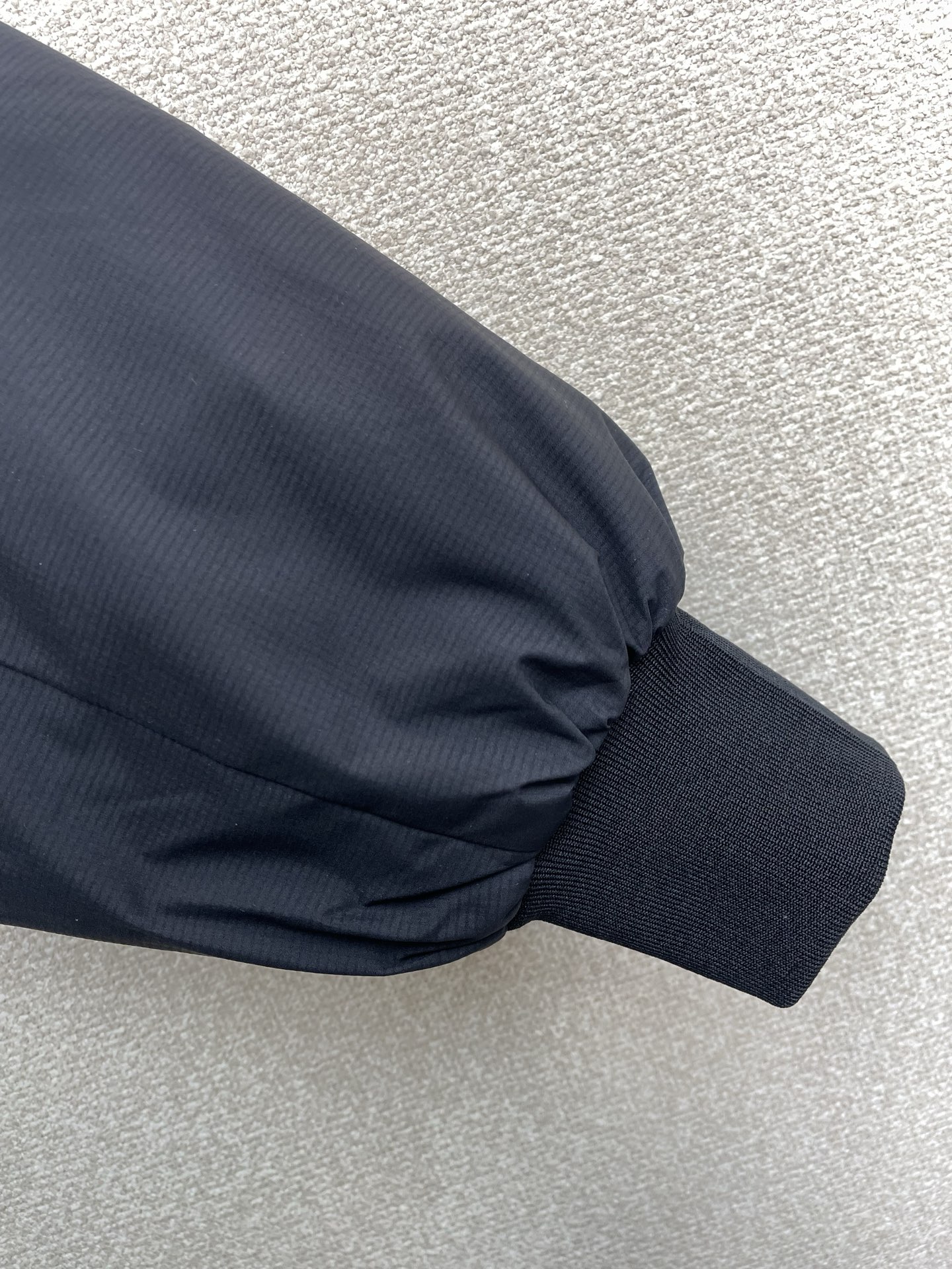 。羽绒服-Prada普拉达💥独家专供秋冬新款连帽羽绒服 贸易公司渠道稀出❕降温天气必备的保暖单品，不论是