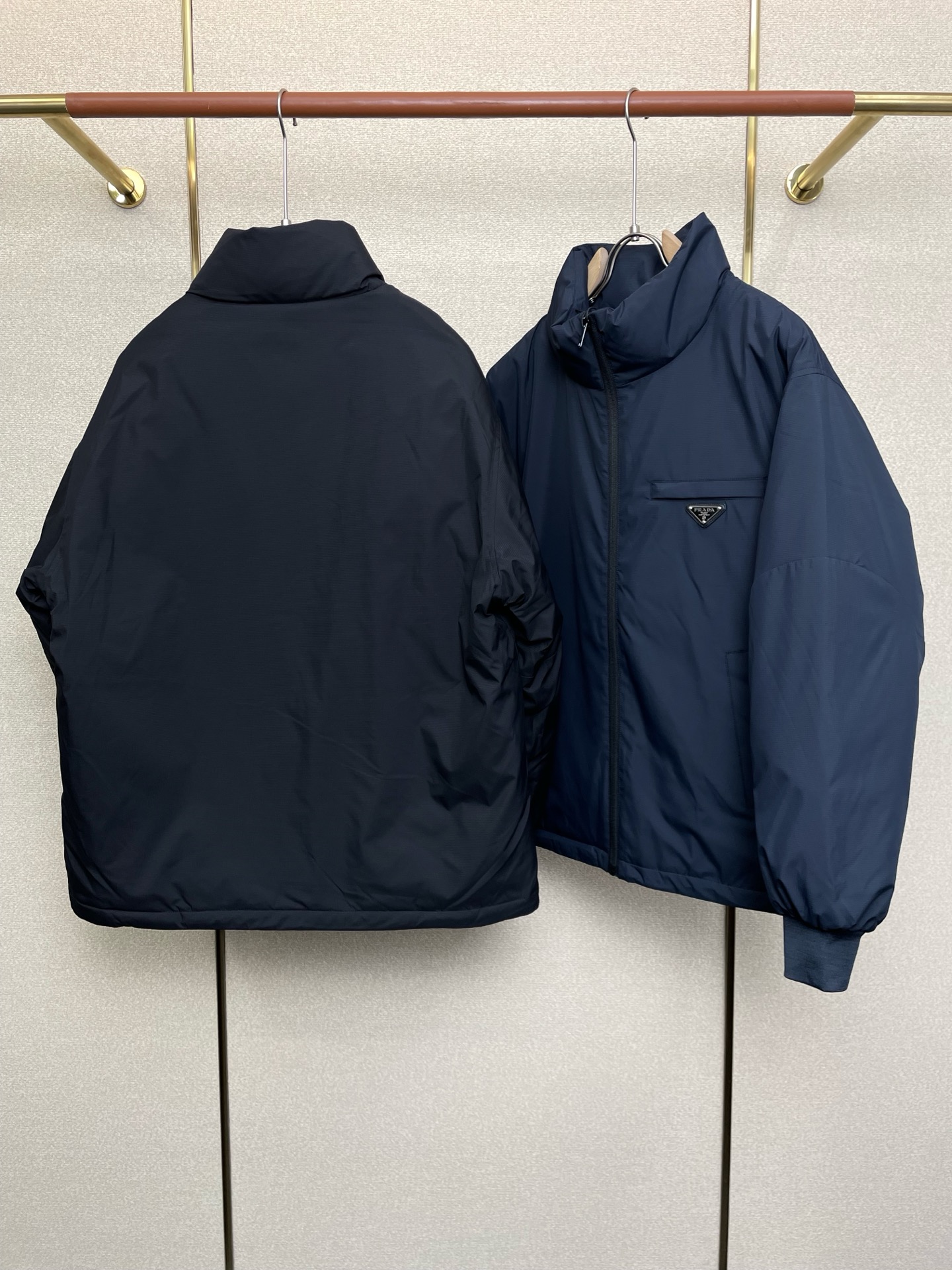 。羽绒服-Prada普拉达💥独家专供秋冬新款连帽羽绒服 贸易公司渠道稀出❕降温天气必备的保暖单品，不论是