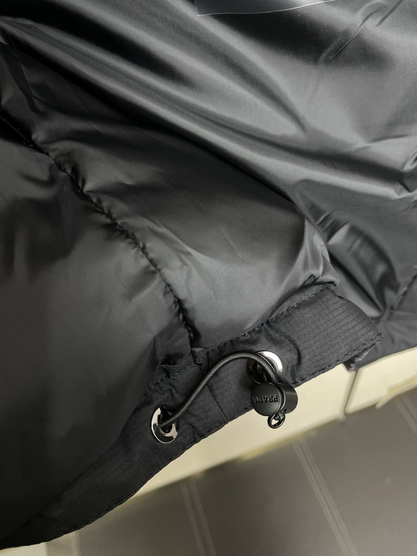 。羽绒服-Prada普拉达💥独家专供秋冬新款连帽羽绒服 贸易公司渠道稀出❕降温天气必备的保暖单品，不论是