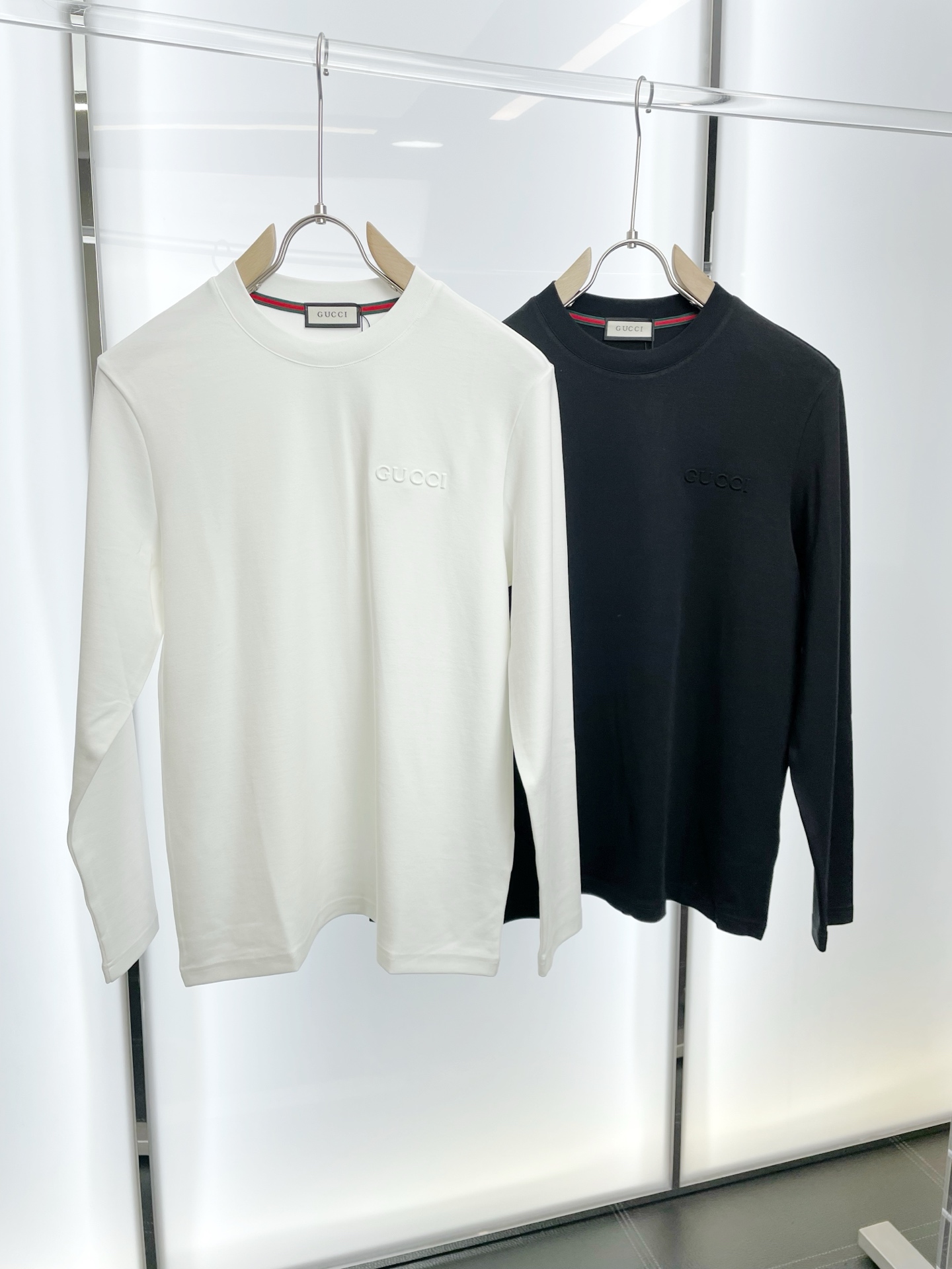 NO:598953,.Gucci Gucci’s new style is a must-have!  New original men's casual long sleeves, high-end customization, high version, fashionable and versatile, original imported fabrics with logo pattern design, super soft and delicate to the touch, skin-friendly and comfortable to wear, high-end boutique, exquisite upper body made by the factory, very good, essential items for men, complete with three standards, sizes M-3XL,,gucci,gucci,alexander wang19860909.Gucci古驰砸锅卖铁都要上的新款！新款原单男士休闲长袖 高端定制 高版本 时尚百搭爆款原版进口面料 logo图案设计 手感超柔软细腻 穿着亲肤舒适 高端精品 代工厂精细做上身非常赞 男士必备单品 三标齐全 尺码M-3XL,,gucci,gucci,alexander wang,Men's clothing