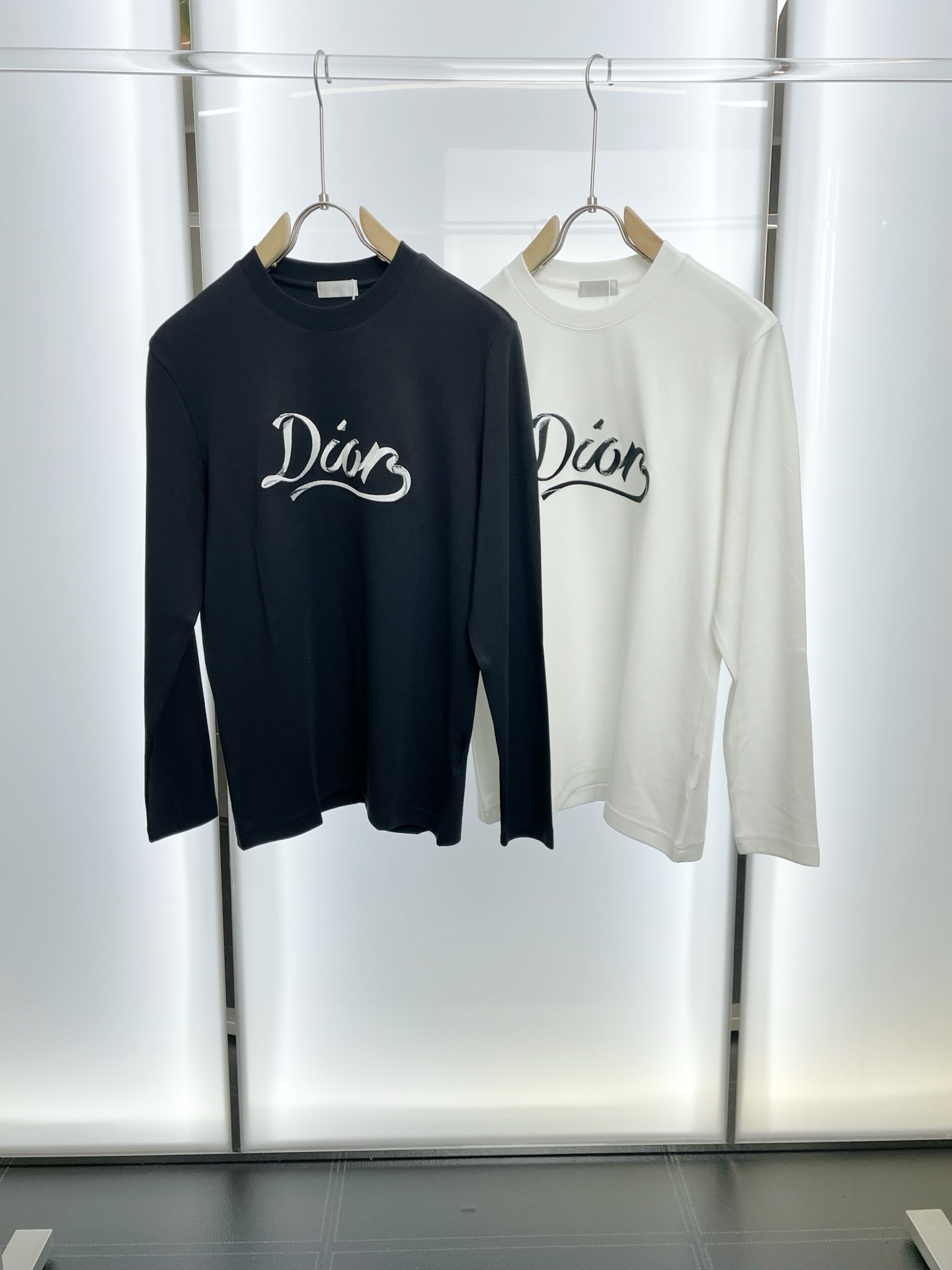 NO:598955,.Dior’s new style is a must-have!  New original men's casual long sleeves, high-end customization, high version, fashionable and versatile, original imported fabrics, logo pattern design, super soft and delicate to the touch, skin-friendly and comfortable to wear, high-end boutique, exquisite upper body made by the factory, very good, must-have items for men, complete with three standards, sizes M-3XL, dior, dior, alexander wang19860909.Dior迪奥砸锅卖铁都要上的新款！新款原单男士休闲长袖 高端定制 高版本 时尚百搭爆款原版进口面料 logo图案设计 手感超柔软细腻 穿着亲肤舒适 高端精品 代工厂精细做上身非常赞 男士必备单品 三标齐全 尺码M-3XL,,dior,dior,alexander wang,Men's clothing