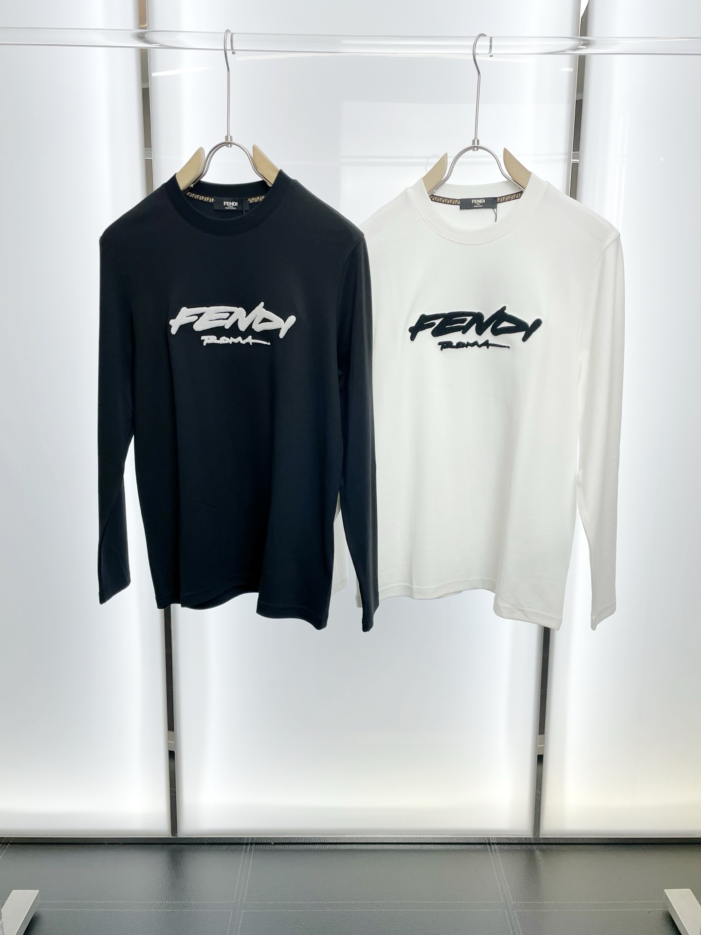 NO:598957,.FENDI Fendi’s new style is a must-have!  New original men's casual long sleeves, high-end customization, high version, fashionable and versatile, original imported fabrics, logo pattern design, super soft and delicate to the touch, skin-friendly and comfortable to wear, high-end boutique, exquisite upper body made by the factory, very good, must-have items for men, complete with three standards, sizes M-3XL, fendi, fendi, alexander wang19860909.FENDI芬迪砸锅卖铁都要上的新款！新款原单男士休闲长袖 高端定制 高版本 时尚百搭爆款原版进口面料 logo图案设计 手感超柔软细腻 穿着亲肤舒适 高端精品 代工厂精细做上身非常赞 男士必备单品 三标齐全 尺码M-3XL,,fendi,fendi,alexander wang,Men's clothing