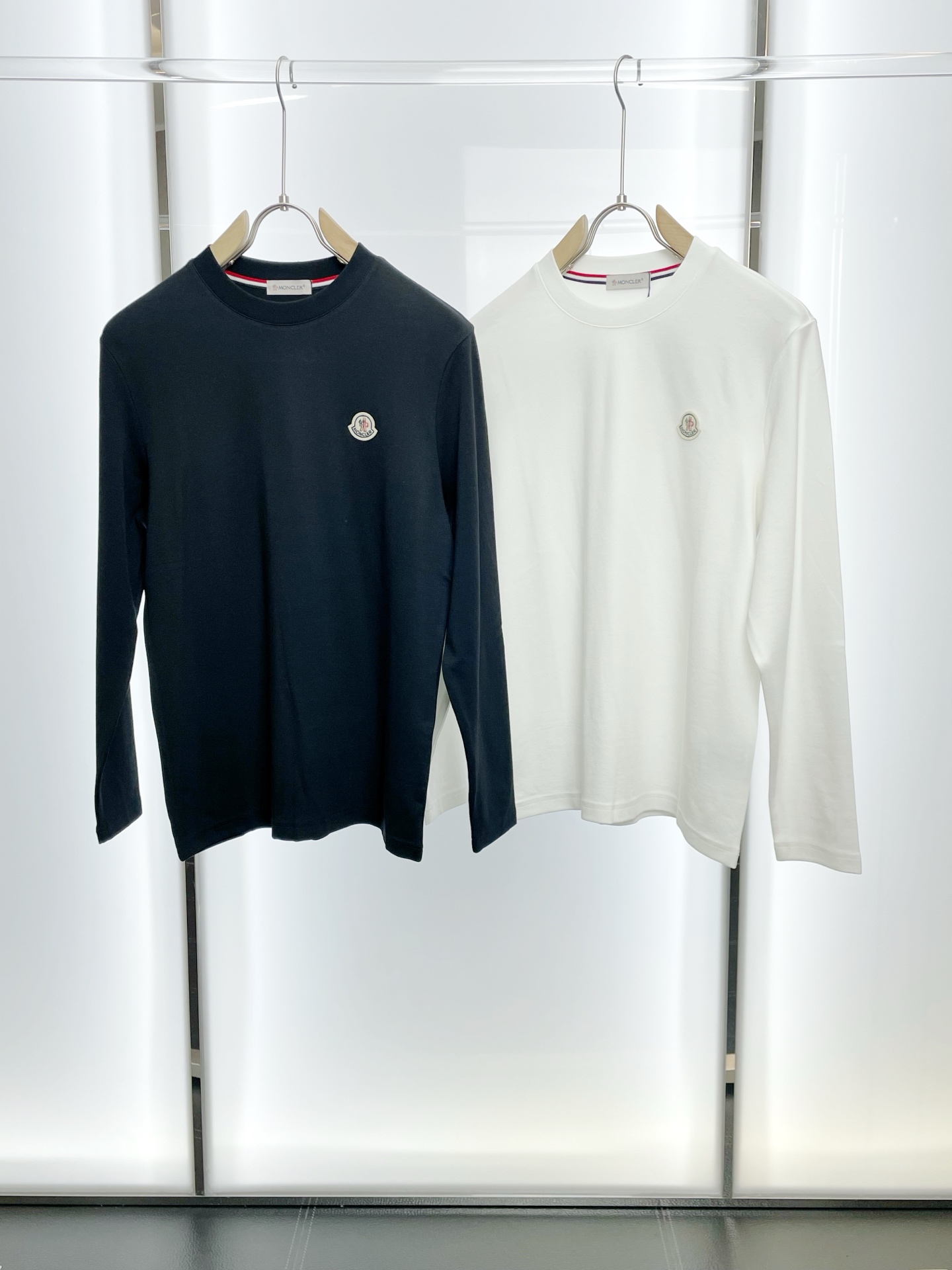 NO:598958,.Moncler’s new style is a must-have for everyone!  New original men's casual long sleeves, high-end customization, high version, fashionable and versatile, original imported fabrics, logo pattern design, super soft and delicate feel, skin-friendly and comfortable to wear, high-end boutique, exquisite upper body made by the factory, very good, men's must-have items, complete with three standards, sizes M-3XL, Moncler, alexander wang19860909.Moncler蒙口砸锅卖铁都要上的新款！新款原单男士休闲长袖 高端定制 高版本 时尚百搭爆款原版进口面料 logo图案设计 手感超柔软细腻 穿着亲肤舒适 高端精品 代工厂精细做上身非常赞 男士必备单品 三标齐全 尺码M-3XL,,Moncler,alexander wang,Men's clothing