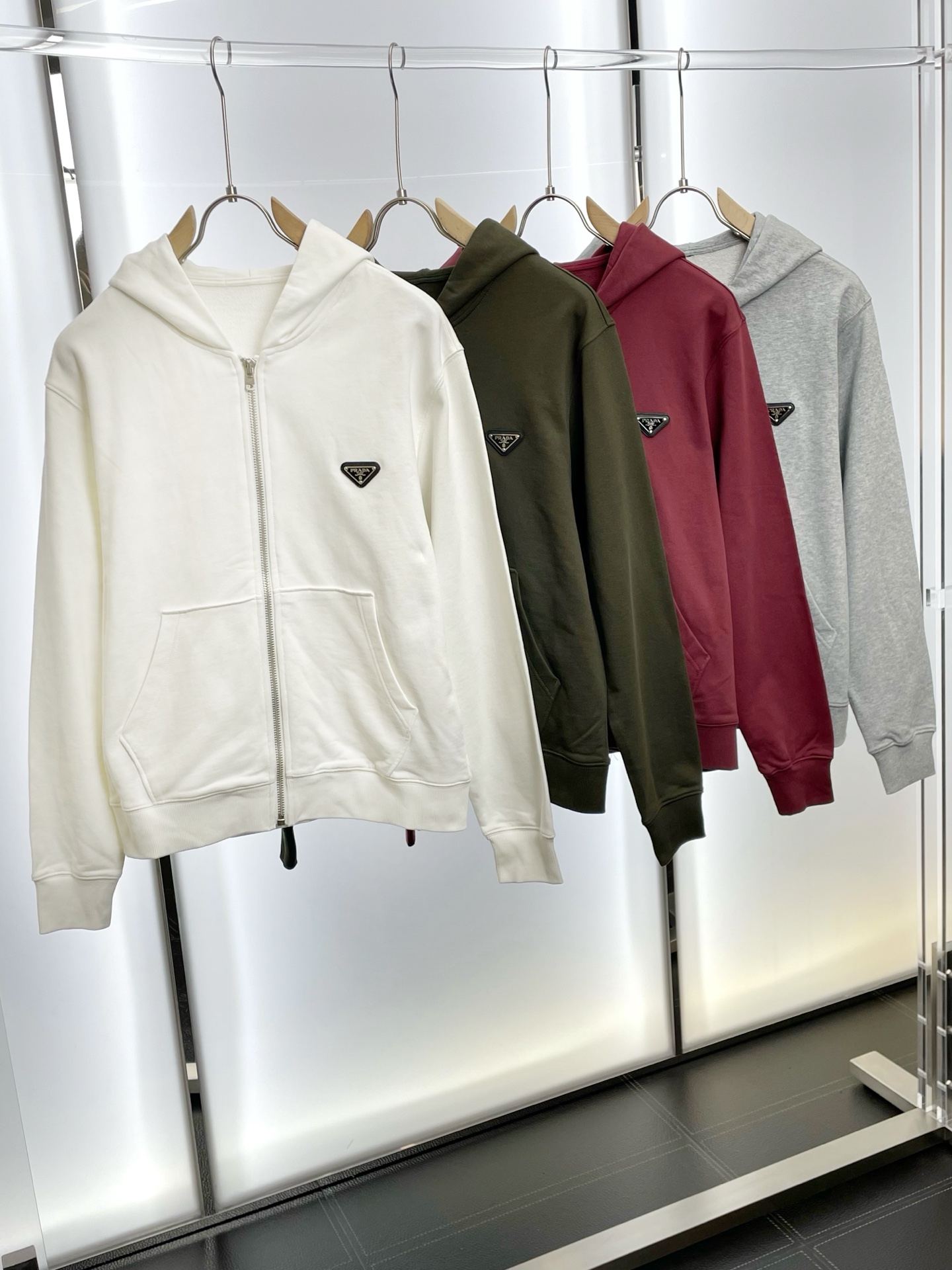 NO:598951,.Prada is a new model that will sell everything! The latest fashionable zipper sweatshirt jacket. A jacket with classic design and great looks. The quality is impeccable and you can buy it directly due to quality control. It is a high-end product that cannot be faulted! You can feel its powerful aura through the detailed pictures. It has a remarkable effect of gathering heat and keeping warm, so you don’t have to worry about getting a little chilly! Both fashionable and functional, the whole style looks more luxurious! Size M-3XL,,prada,prada,hoodie,sweatshirts,jackets & coats,alexander wang19860909.Prada普拉达砸锅卖铁都要上的新款！最新时尚拉链卫衣外套 经典设计感与颜值爆棚的外套,品质更是无法挑剔品控可以直接入手,不容过错的高端臻品！通过细节图片便可感受到它强悍的气场,聚温保暖效果显著,完全不用担心会有一点寒意！时尚与功能性兼备,整款显得更加的奢华大气！ 尺码M-3XL,,prada,prada,hoodie,sweatshirts,jackets & coats,alexander wang,Men's clothing