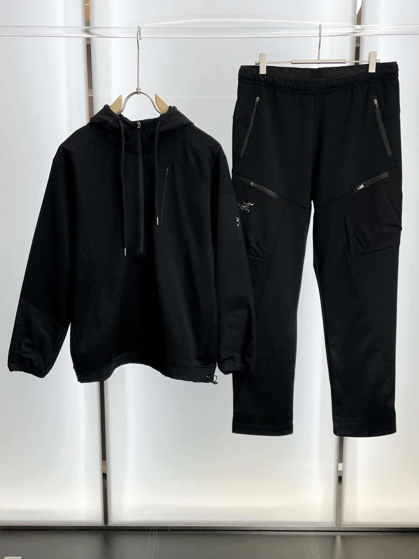 NO:598949,Tops and trousers. Arc’teryx’s new models are all must-haves!  The same style set in the new counter, full of high-end feeling!  The details are exquisite and high-end, and the workmanship is impeccable!  Imported fabrics are three-dimensional and exquisite. The original high-end fabrics are very high-end!  The fabric is stiff, wrinkle-resistant and wear-resistant, moisture-absorbent, quick-drying and breathable, neat and stylish. Size M-3XL, arc'teryx, alexander wang19860909上衣、裤子.Arc’teryx始祖鸟砸锅卖铁都要上的新款！新款专柜同款套装,高级感满满！细节精致高档,做工无可挑剔！进口面料 立体精致细腻.原版高端面料很显高级！面料挺括抗皱耐磨,吸湿速干透气,利落有型.码数M-3XL,arc'teryx,alexander wang,Men's clothing