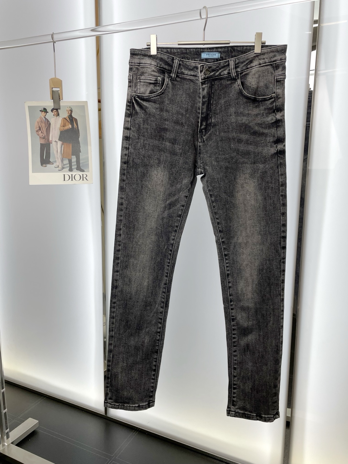 NO:598950,.Prada is a new model that will sell everything!  New high-end version of jeans!  Custom-made fabrics at the counter are highly breathable and comfortable, with impeccable details and brand element design concepts, reflecting high quality. It feels delicate and soft!  It presents a casual cut and the upper body shape is awesome!  Code number 29-38,,prada,prada,jeans,alexander wang19860909.Prada普拉达砸锅卖铁都要上的新款！新款牛仔裤高端版本！专柜定制面料 透气舒适度高,细节无可挑剔,品牌元素设计理念,体现高品质.手感细腻柔软！呈现休闲裁剪,上身版型超赞！码数29-38,,prada,prada,jeans,alexander wang,Men's clothing