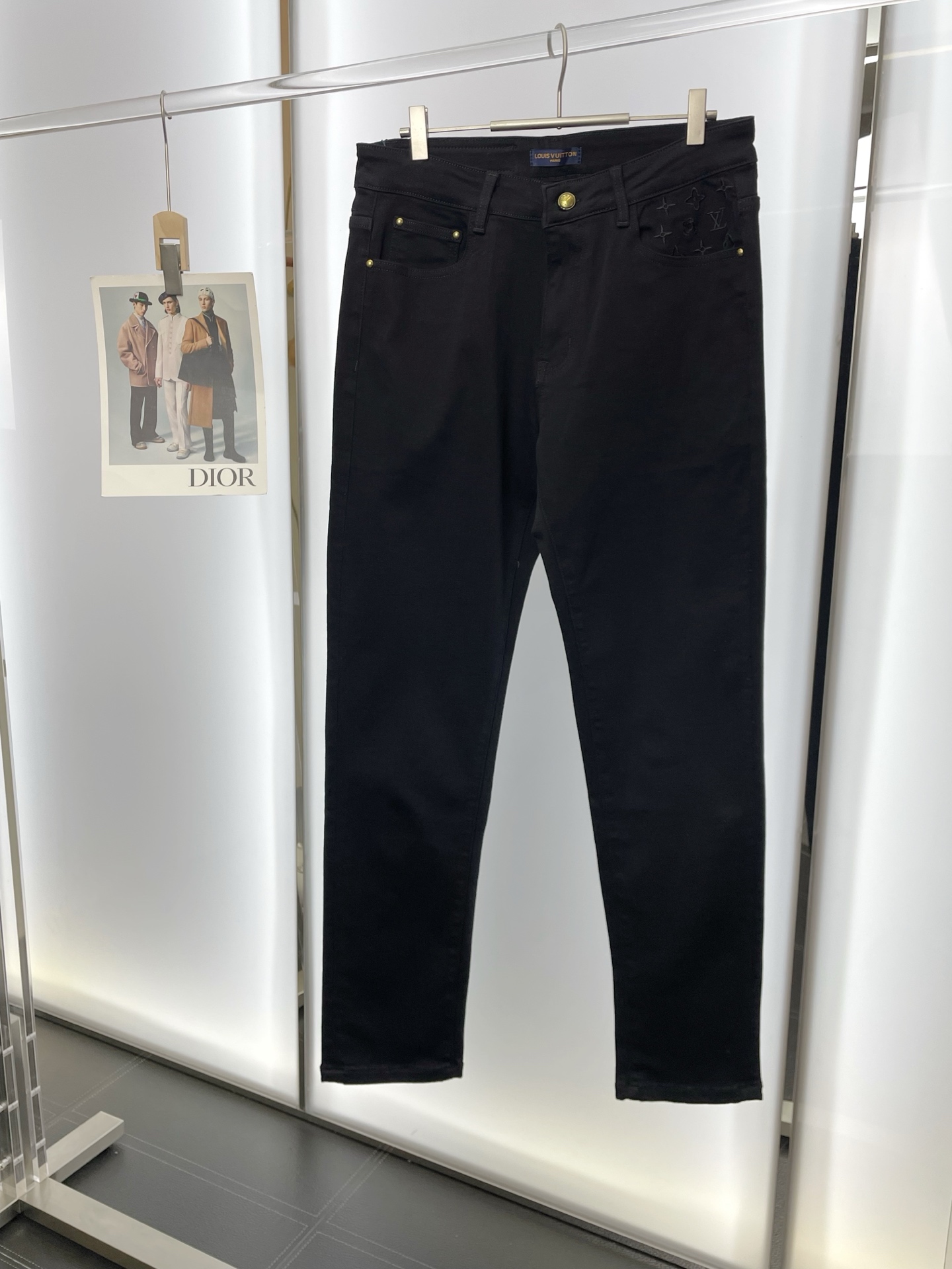 NO:598946,.Louis Vuitton Louis Vuitton’s new style is a must-have!  New high-end version of jeans!  Custom-made fabrics at the counter are highly breathable and comfortable, with impeccable details and brand element design concepts, reflecting high quality. It feels delicate and soft!  It presents a casual cut and the upper body shape is awesome!  Code number 29-38,,louis vuitton,louis vuitton,jeans,alexander wang19860909.Louis Vuitton路易威登砸锅卖铁都要上的新款！新款牛仔裤高端版本！专柜定制面料 透气舒适度高,细节无可挑剔,品牌元素设计理念,体现高品质.手感细腻柔软！呈现休闲裁剪,上身版型超赞！码数29-38,,louis vuitton,louis vuitton,jeans,alexander wang,Men's clothing