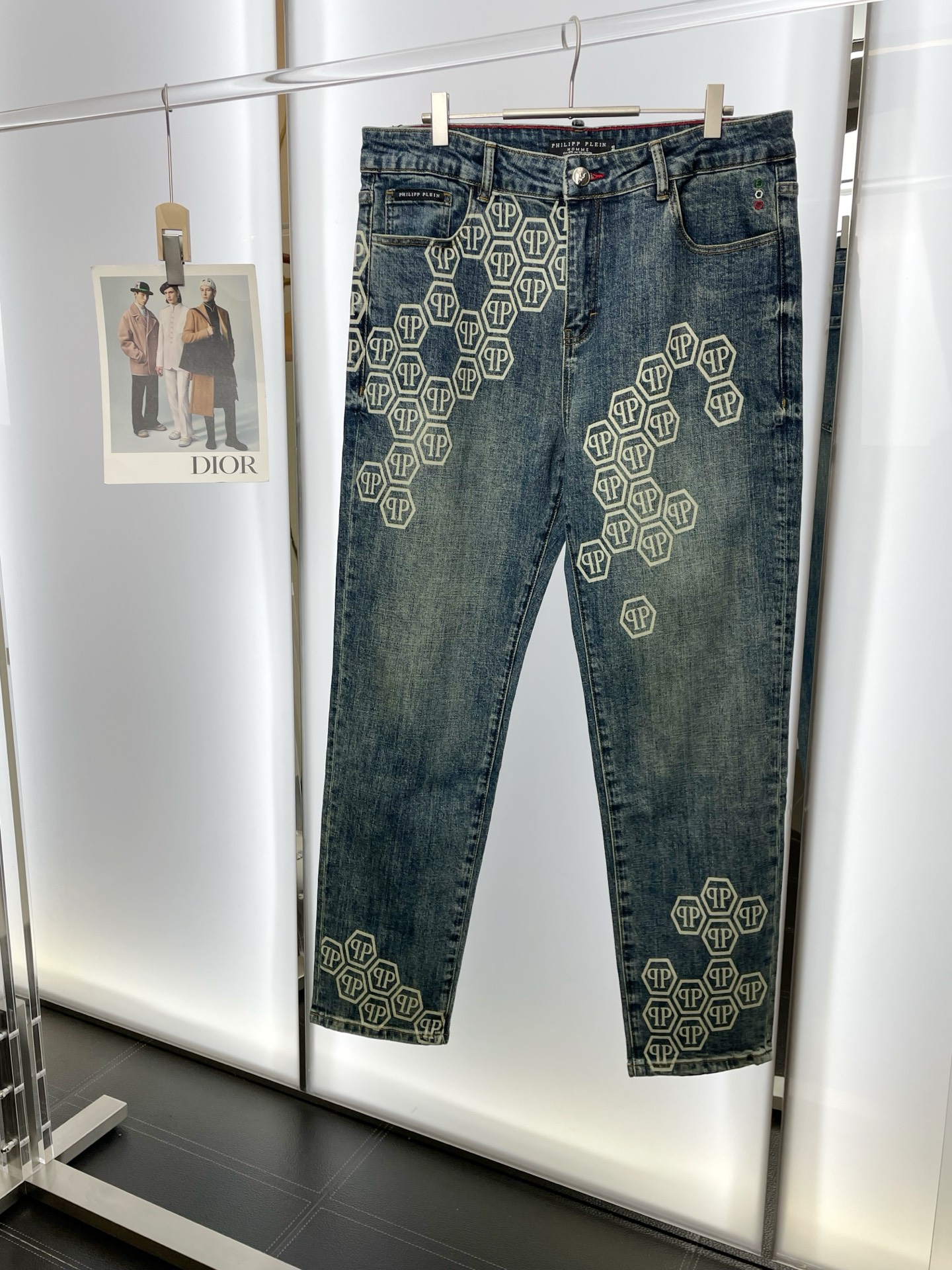 NO:598939,.PHILIPP PLEIN Philip Plein’s new style is a must-have!  New high-end version of jeans!  Custom-made fabrics at the counter are highly breathable and comfortable, with impeccable details and brand element design concepts, reflecting high quality. It feels delicate and soft!  It presents a casual cut and the upper body shape is awesome!  Code number 29-38,,PHILIPP PLEIN,jeans,alexander wang19860909.PHILIPP PLEIN菲利普·普莱茵砸锅卖铁都要上的新款！新款牛仔裤高端版本！专柜定制面料 透气舒适度高,细节无可挑剔,品牌元素设计理念,体现高品质.手感细腻柔软！呈现休闲裁剪,上身版型超赞！码数29-38,,PHILIPP PLEIN,jeans,alexander wang,Men's clothing