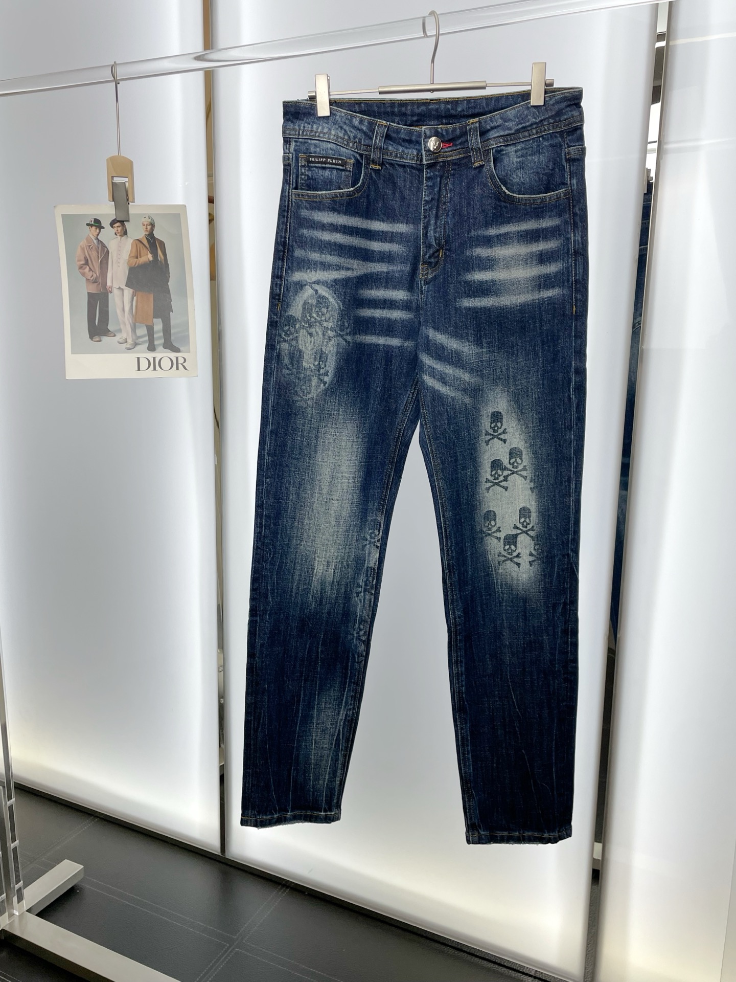 NO:598954,.PHILIPP PLEIN Philip Plein’s new style is a must-have!  New high-end version of jeans!  Custom-made fabrics at the counter are highly breathable and comfortable, with impeccable details and brand element design concepts, reflecting high quality. It feels delicate and soft!  It presents a casual cut and the upper body shape is awesome!  Code number 29-38,,PHILIPP PLEIN,jeans,alexander wang19860909.PHILIPP PLEIN菲利普·普莱茵砸锅卖铁都要上的新款！新款牛仔裤高端版本！专柜定制面料 透气舒适度高,细节无可挑剔,品牌元素设计理念,体现高品质.手感细腻柔软！呈现休闲裁剪,上身版型超赞！码数29-38,,PHILIPP PLEIN,jeans,alexander wang,Men's clothing