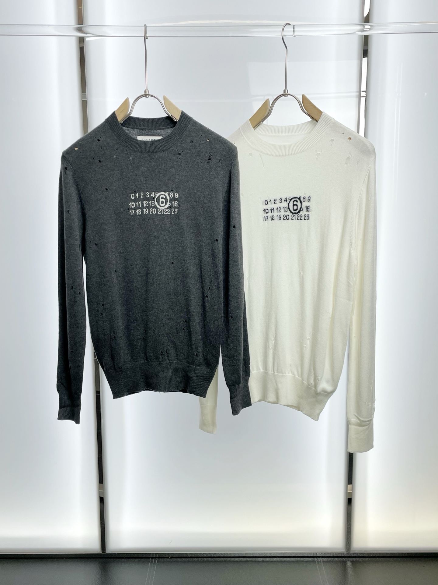 NO:598964,.Masion Margiela is a new style that everyone will buy!  New original men's casual sweater, high-end customization, high-end version, fashionable and versatile imported fabrics, super soft and delicate to the touch, skin-friendly and comfortable to wear, warm and comfortable, high-end boutique, the upper body is exquisitely made by the factory, a must-have item for men, complete with three standards, size S-XL, masion margiela, sweaters, alexander wang19860909.Masion Margiela梅森马吉拉砸锅卖铁都要上的新款！新款原单男士休闲毛衣 高端定制 高端版本 时尚百搭爆款进口面料 手感超柔软细腻 穿着亲肤舒适 保暖舒适 高端精品 代工厂精细做上身非常赞 男士必备单品 三标齐全 码数S-XL,,masion margiela,sweaters,alexander wang,Men's clothing