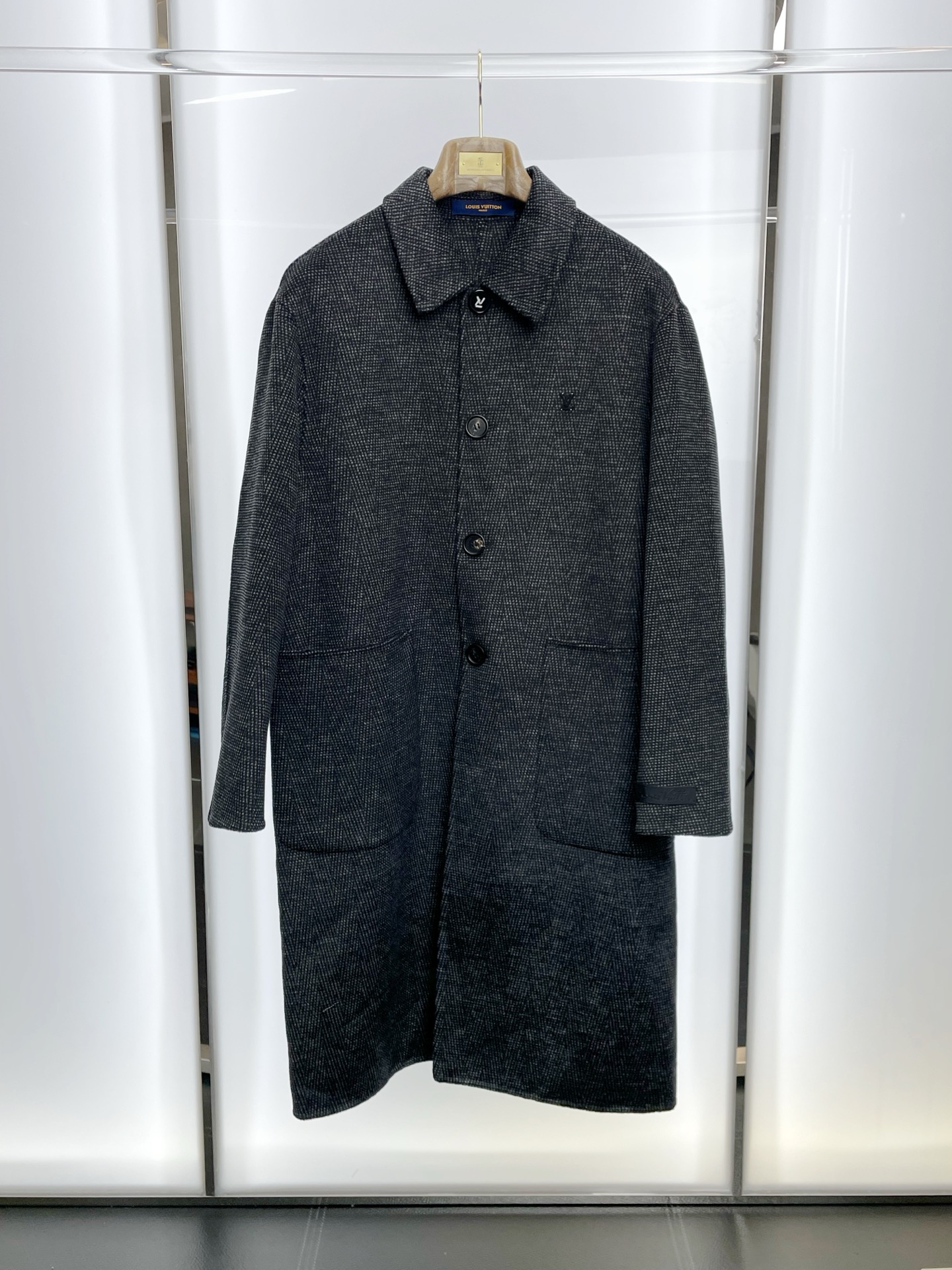 NO:598968,.Long coat-Louis Vuitton’s new style that everyone must buy!  The new original men's wool double-sided woolen coat, long buttoned woolen coat, is exclusively available at the channel. The high-end goods are synchronized with the official website counter. Simple and classic, popular style. Simple, neat and refreshing business, the quality workmanship details can withstand any form of inspection, definitely produced by a major factory, presenting a brand new look, giving you a unique upper body experience!  All have gone through a strict selection process, original custom-made buttons, simple, elegant and versatile styles. The upper body is elegant and handsome, giving you a brand new sense of sight!  The appearance is incomparable, the details are in place, the upper body is not picky, and it is a must-have. Size M-3XL,, louis vuitton, louis vuitton, jackets & coats, alexander wang19860909.长款大衣-Louis Vuitton路易威登砸锅卖铁都要上的新款！新款原单男士羊毛双面呢大衣长款排扣毛呢外套渠道特供 高端货官网柜台同步 简约经典大爆款.简洁利落又清爽商务,品质做工细节经得起任何形式检验,绝对大厂代工出品 呈现一种焕然一新,赋予你与众不同的上身体验！均经过严格的挑选工序,原版定制纽扣,简约大方百搭款 上身优雅帅气,焕然一新的即视感！品相无敌,细节都很到位,上身不挑人,必入的自留款. 码数M-3XL,,louis vuitton,louis vuitton,jackets & coats,alexander wang,Men's clothing