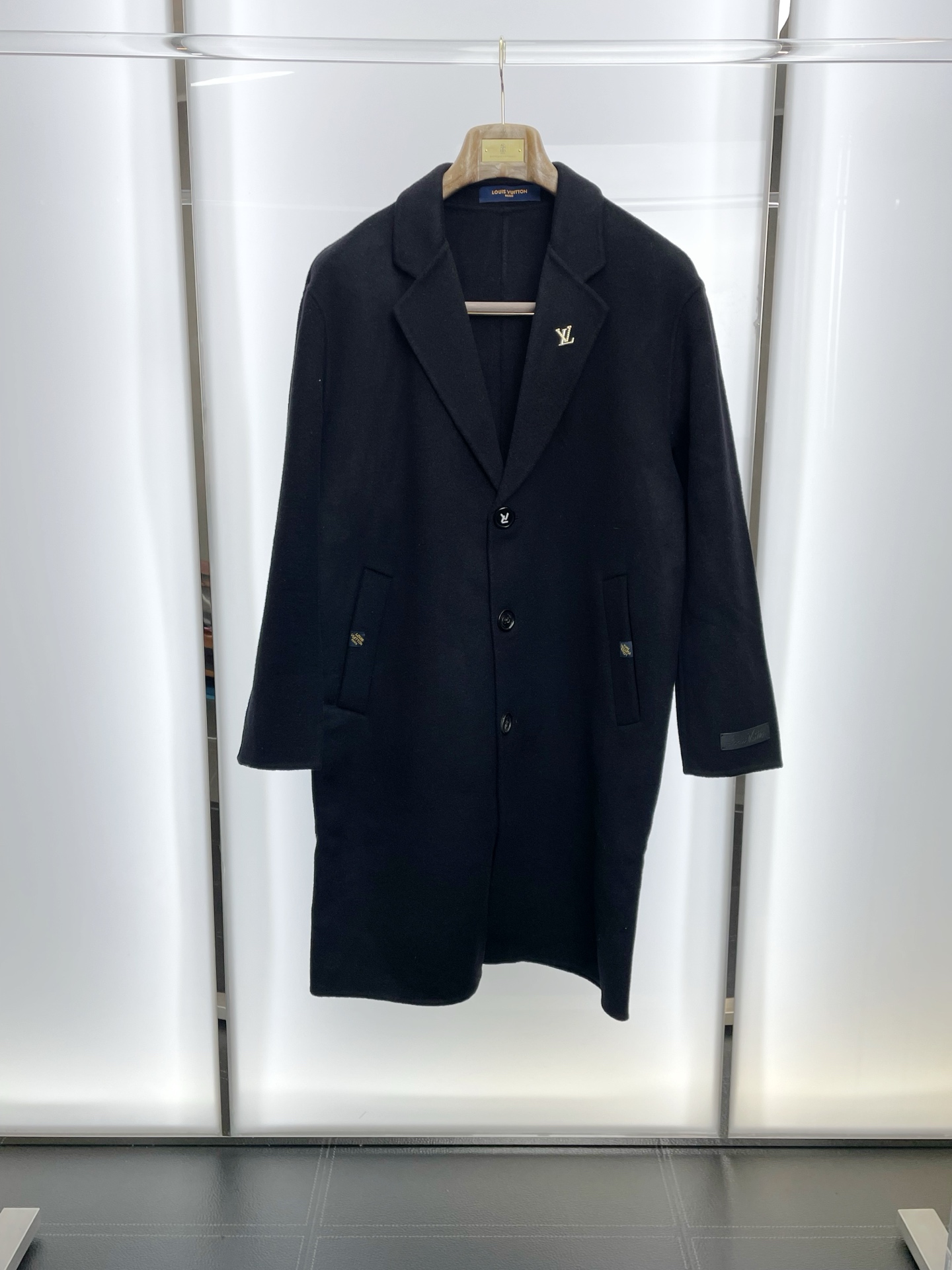 NO:598959,.Long coat-Louis Vuitton’s new style that everyone must buy!  The new original men's wool double-sided woolen coat, long buttoned woolen coat, is exclusively available at the channel. The high-end goods are synchronized with the official website counter. Simple and classic, popular style. Simple, neat and refreshing business, the quality workmanship details can withstand any form of inspection, definitely produced by a major factory, presenting a brand new look, giving you a unique upper body experience!  All have gone through a strict selection process, original custom-made buttons, simple, elegant and versatile styles. The upper body is elegant and handsome, giving you a brand new sense of sight!  The appearance is incomparable, the details are in place, the upper body is not picky, and it is a must-have. Size M-3XL,, louis vuitton, louis vuitton, jackets & coats, alexander wang19860909.长款大衣-Louis Vuitton路易威登砸锅卖铁都要上的新款！新款原单男士羊毛双面呢大衣长款排扣毛呢外套渠道特供 高端货官网柜台同步 简约经典大爆款.简洁利落又清爽商务,品质做工细节经得起任何形式检验,绝对大厂代工出品 呈现一种焕然一新,赋予你与众不同的上身体验！均经过严格的挑选工序,原版定制纽扣,简约大方百搭款 上身优雅帅气,焕然一新的即视感！品相无敌,细节都很到位,上身不挑人,必入的自留款. 码数M-3XL,,louis vuitton,louis vuitton,jackets & coats,alexander wang,Men's clothing