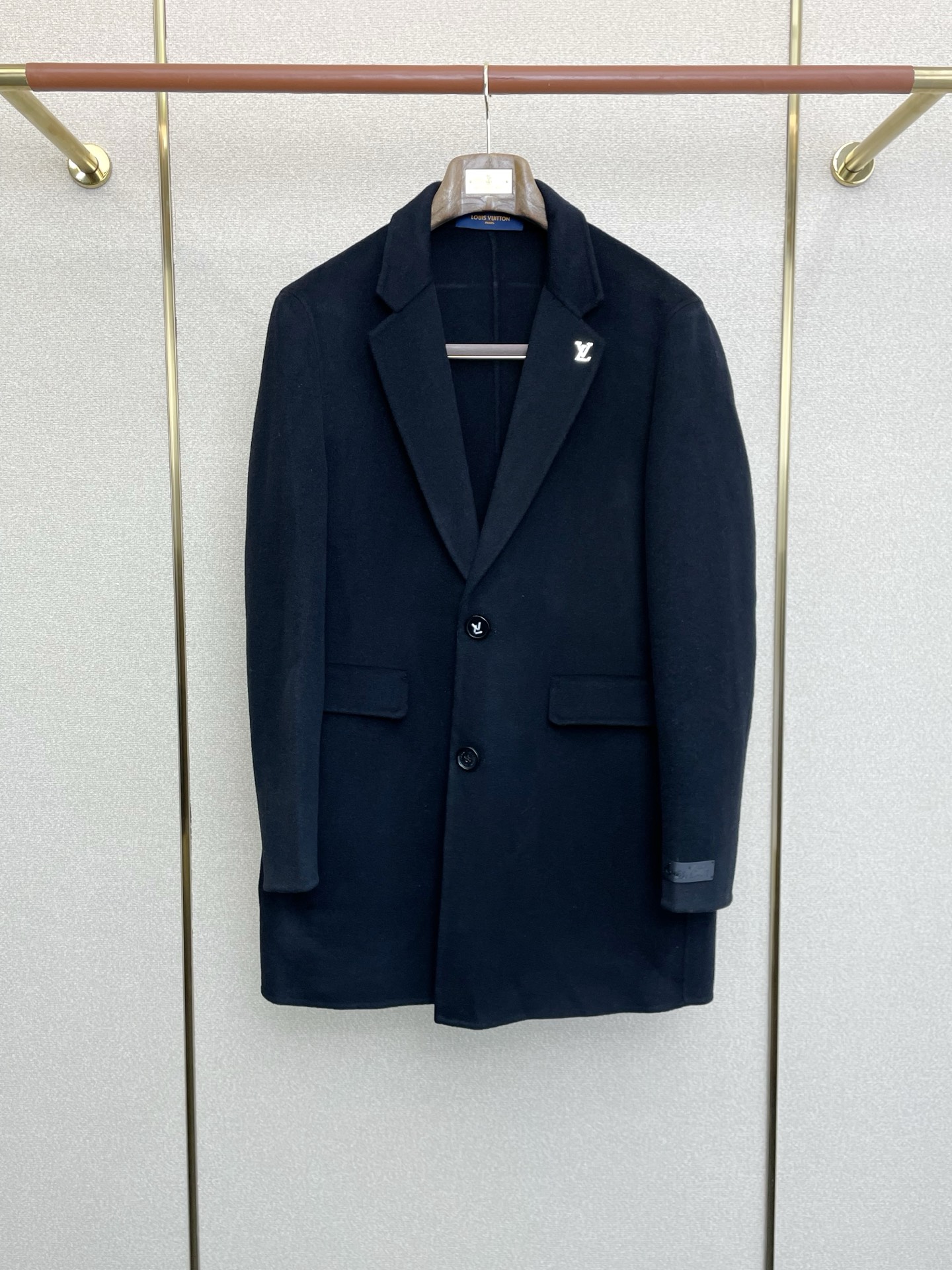 NO:607348,.Mid-length coat-Louis Vuitton’s new style that everyone must buy!  The new original men's double-sided woolen coat, buttoned classic woolen coat, is exclusively available at the channel. The high-end goods are synchronized with the official website counter. Simple and classic popular style. Simple, neat and refreshing business, the quality workmanship details can withstand any form of inspection, absolutely produced by a major factory, presenting a brand new look, giving you a unique upper body experience!  All have gone through a strict selection process, original custom-made buttons, simple, elegant and versatile styles. The upper body is elegant and handsome, giving you a brand new sense of sight!  The appearance is incomparable, the details are in place, the upper body is not picky, and it is a must-have. Size M-4XL,, louis vuitton, louis vuitton, jackets & coats, alexander wang19860909.中长款大衣-Louis Vuitton路易威登砸锅卖铁都要上的新款！新款原单男士羊毛双面呢大衣排扣经典毛呢外套渠道特供 高端货官网柜台同步 简约经典大爆款.简洁利落又清爽商务,品质做工细节经得起任何形式检验,绝对大厂代工出品 呈现一种焕然一新,赋予你与众不同的上身体验！均经过严格的挑选工序,原版定制纽扣,简约大方百搭款 上身优雅帅气,焕然一新的即视感！品相无敌,细节都很到位,上身不挑人,必入的自留款. 码数M-4XL,,louis vuitton,louis vuitton,jackets & coats,alexander wang,Men's clothing