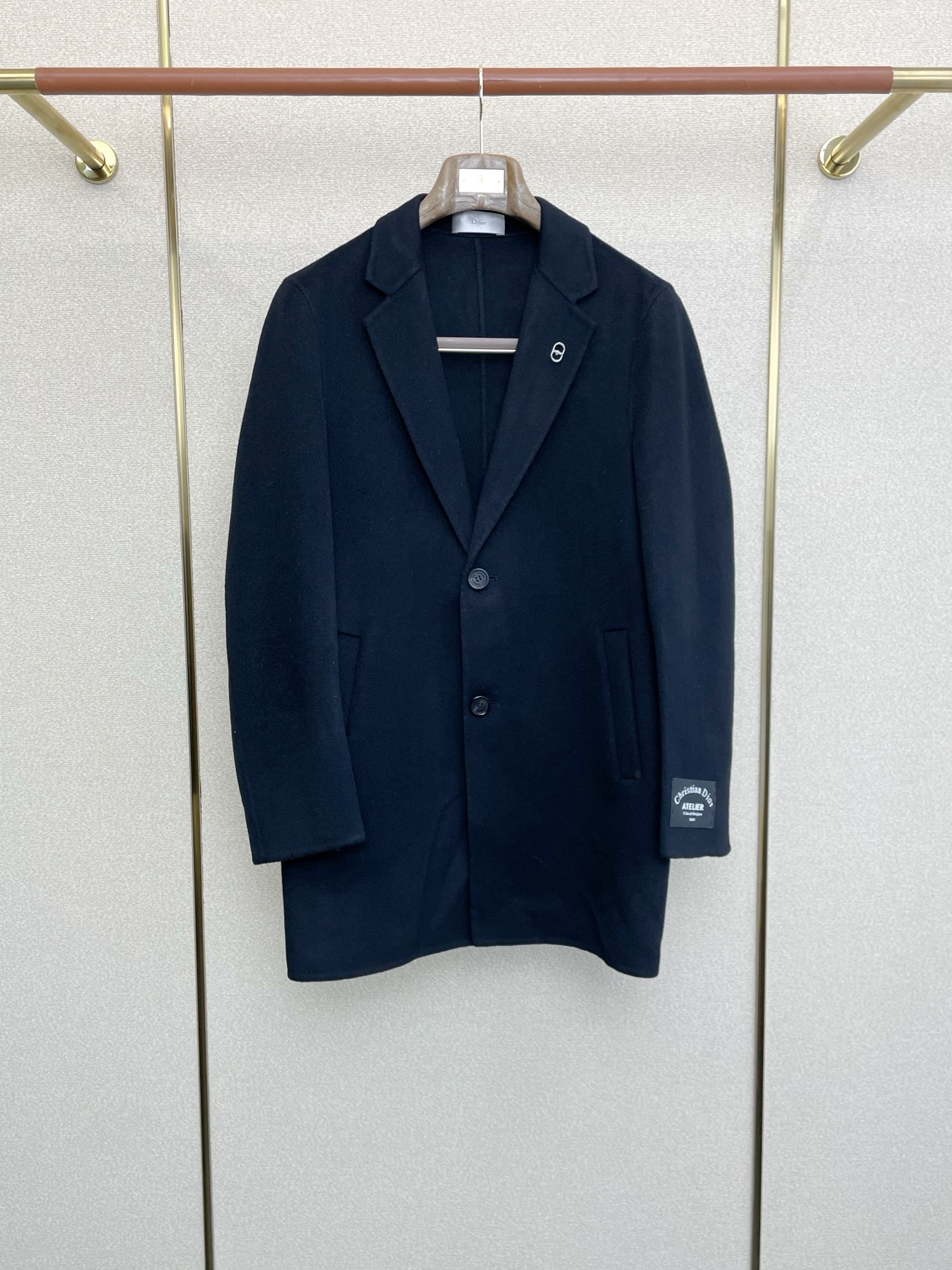 NO:607365,.Mid-length coat - Dior’s new style that everyone wants to buy!  The new original men's double-sided woolen coat, buttoned classic woolen coat, is exclusively available at the channel. The high-end goods are synchronized with the official website counter. Simple and classic popular style. Simple, neat and refreshing business, the quality workmanship details can withstand any form of inspection, absolutely produced by a major factory, presenting a brand new look, giving you a unique upper body experience!  All have gone through a strict selection process, original custom-made buttons, simple, elegant and versatile styles. The upper body is elegant and handsome, giving you a brand new sense of sight!  The appearance is incomparable, the details are in place, the upper body is not picky, it is a must-have for your own use. Size M-4XL,, dior, dior, jackets & coats, alexander wang19860909.中长款大衣- Dior迪奥砸锅卖铁都要上的新款！新款原单男士羊毛双面呢大衣排扣经典毛呢外套渠道特供 高端货官网柜台同步 简约经典大爆款.简洁利落又清爽商务,品质做工细节经得起任何形式检验,绝对大厂代工出品 呈现一种焕然一新,赋予你与众不同的上身体验！均经过严格的挑选工序,原版定制纽扣,简约大方百搭款 上身优雅帅气,焕然一新的即视感！品相无敌,细节都很到位,上身不挑人,必入的自留款. 码数M-4XL,,dior,dior,jackets & coats,alexander wang,Men's clothing