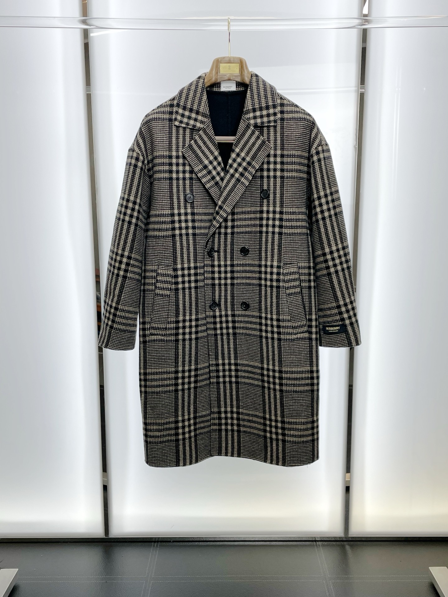 NO:598971,.Long coat-BURBERRY’s new style that everyone will buy!  New original men's wool double-sided woolen coat long double-breasted classic plaid woolen coat channel special supply High-end goods official website counter synchronization simple classic hot style. Simple and neat and refreshing business, quality workmanship details can withstand any form of inspection, definitely produced by a major factory, presenting a brand new look, giving you a unique upper body experience!  All have gone through a strict selection process, original custom-made buttons, simple, elegant and versatile styles. The upper body is elegant and handsome, giving you a brand new sense of sight!  The appearance is incomparable, the details are in place, the upper body is not picky, it is a must-have for your own use. Size M-3XL,,burberry,burberry,jackets & coats,alexander wang19860909.长款大衣-BURBERRY巴宝莉砸锅卖铁都要上的新款！新款原单男士羊毛双面呢大衣长款双排扣经典格纹毛呢外套渠道特供 高端货官网柜台同步 简约经典大爆款.简洁利落又清爽商务,品质做工细节经得起任何形式检验,绝对大厂代工出品 呈现一种焕然一新,赋予你与众不同的上身体验！均经过严格的挑选工序,原版定制纽扣,简约大方百搭款 上身优雅帅气,焕然一新的即视感！品相无敌,细节都很到位,上身不挑人,必入的自留款. 码数M-3XL,,burberry,burberry,jackets & coats,alexander wang,Men's clothing