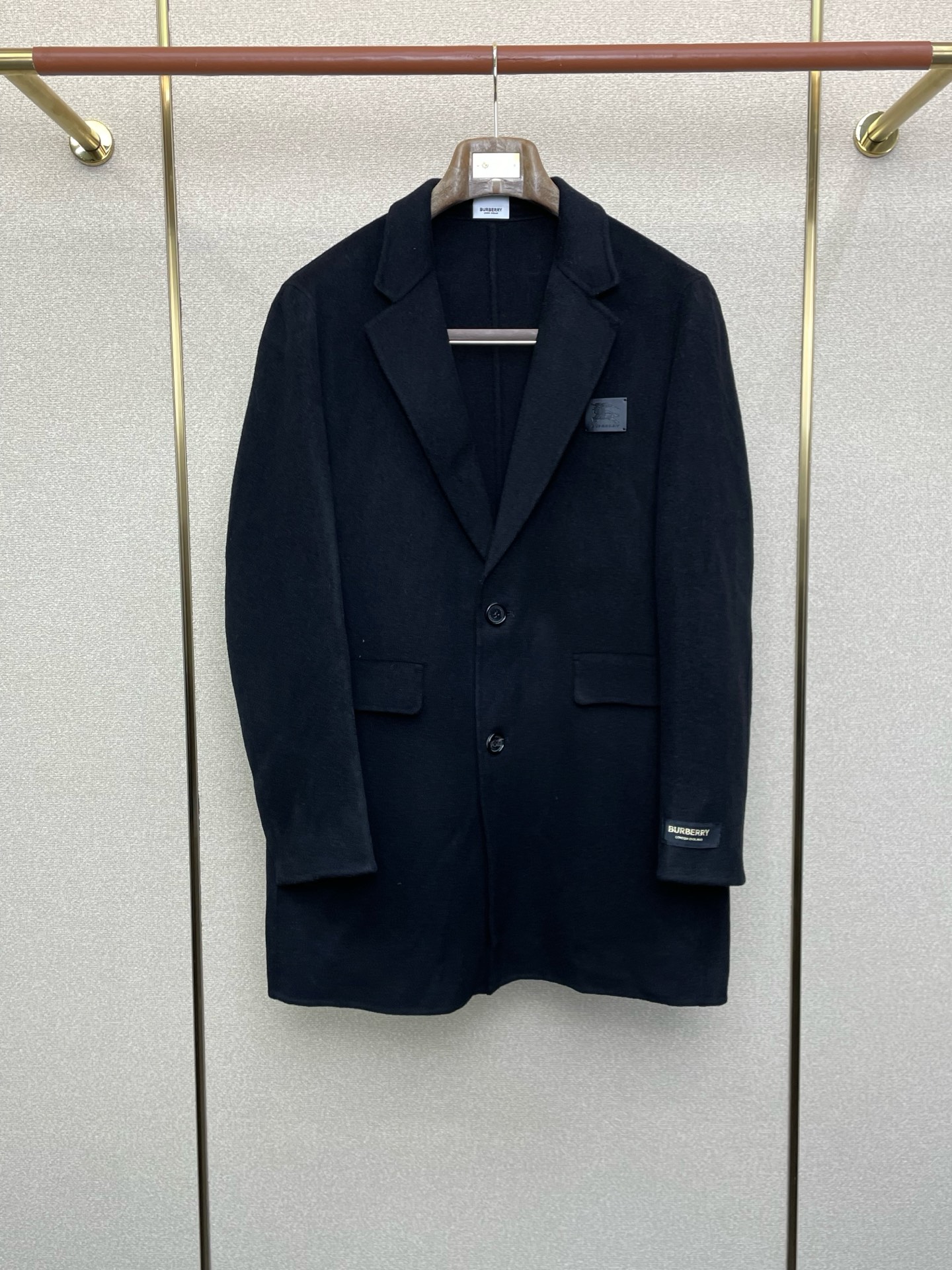 NO:607357,.Mid-length coat-BURBERRY’s new style that everyone wants to buy!  New original men's wool double-sided woolen coat, long breasted classic woolen coat channel special supply, high-end goods official website counter synchronization, simple and classic popular style. Simple, neat and refreshing business, quality workmanship details can withstand any form of inspection, definitely produced by a major factory, presenting a brand new look, giving you a unique upper body experience!  All have gone through a strict selection process, original custom-made buttons, simple, elegant and versatile styles. The upper body is elegant and handsome, giving you a brand new sense of sight!  The appearance is incomparable, the details are in place, the upper body is not picky, it is a must-have for your own use. Size M-4XL,,burberry,burberry,jackets & coats,alexander wang19860909.中长款大衣-BURBERRY巴宝莉砸锅卖铁都要上的新款！新款原单男士羊毛双面呢大衣长款排扣经典毛呢外套渠道特供 高端货官网柜台同步 简约经典大爆款.简洁利落又清爽商务,品质做工细节经得起任何形式检验,绝对大厂代工出品 呈现一种焕然一新,赋予你与众不同的上身体验！均经过严格的挑选工序,原版定制纽扣,简约大方百搭款 上身优雅帅气,焕然一新的即视感！品相无敌,细节都很到位,上身不挑人,必入的自留款. 码数M-4XL,,burberry,burberry,jackets & coats,alexander wang,Men's clothing