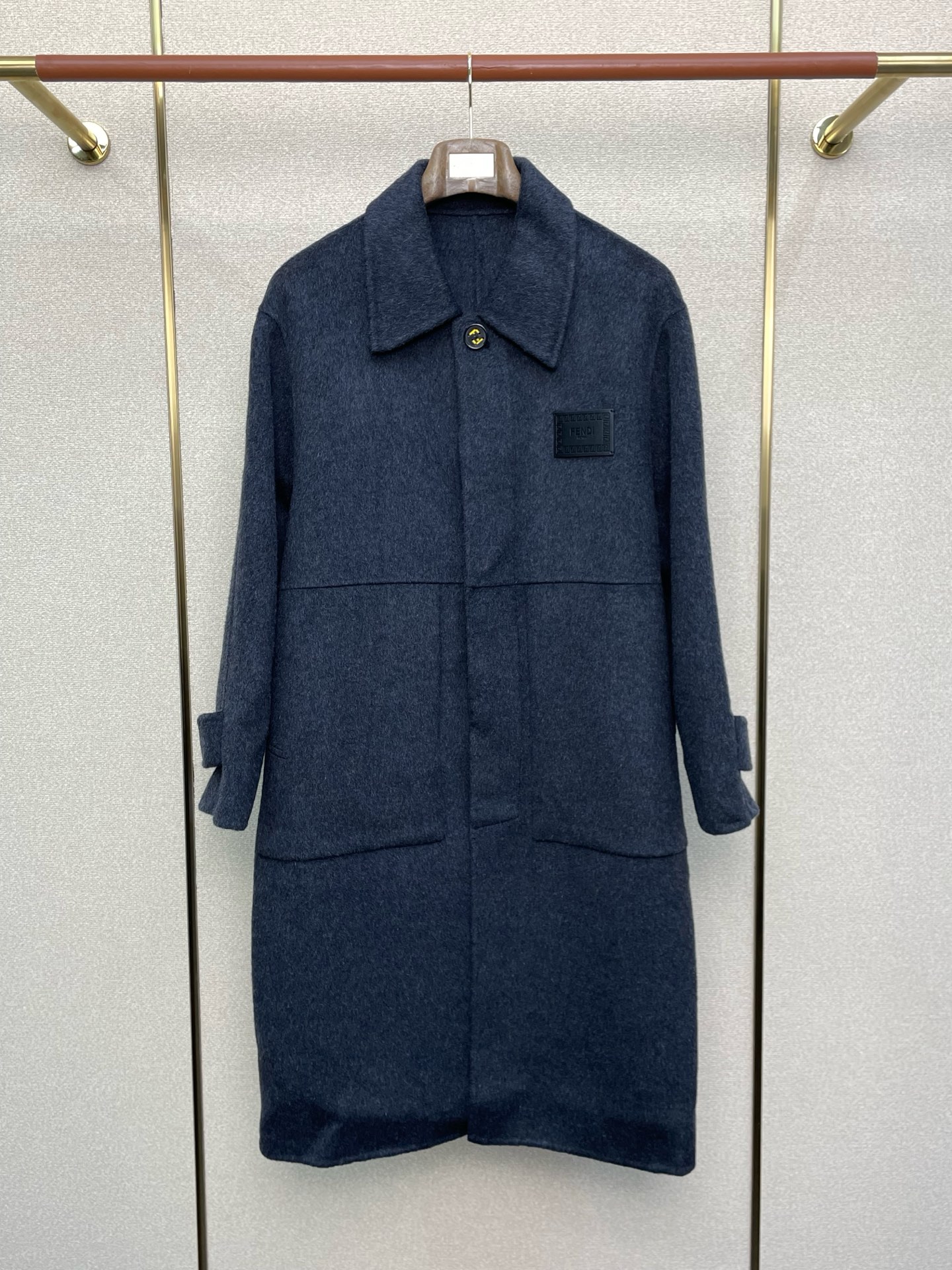 NO:607377,.Long coat-FENDI Fendi’s new style that everyone wants to buy!  New original men's wool double-sided woolen coat, long breasted classic woolen coat channel special supply, high-end goods official website counter synchronization, simple and classic popular style. Simple, neat and refreshing business, quality workmanship details can withstand any form of inspection, definitely produced by a major factory, presenting a brand new look, giving you a unique upper body experience!  All have gone through a strict selection process, original custom-made buttons, simple, elegant and versatile styles. The upper body is elegant and handsome, giving you a brand new sense of sight!  The appearance is incomparable, the details are in place, the upper body is not picky, and it is a must-have. Size S-2XL (too large),, fendi, fendi, jackets & coats, alexander wang19860909.长款大衣-FENDI芬迪砸锅卖铁都要上的新款！新款原单男士羊毛双面呢大衣长款排扣经典毛呢外套渠道特供 高端货官网柜台同步 简约经典大爆款.简洁利落又清爽商务,品质做工细节经得起任何形式检验,绝对大厂代工出品 呈现一种焕然一新,赋予你与众不同的上身体验！均经过严格的挑选工序,原版定制纽扣,简约大方百搭款 上身优雅帅气,焕然一新的即视感！品相无敌,细节都很到位,上身不挑人,必入的自留款. 码数S-2XL（偏大）,,fendi,fendi,jackets & coats,alexander wang,Men's clothing