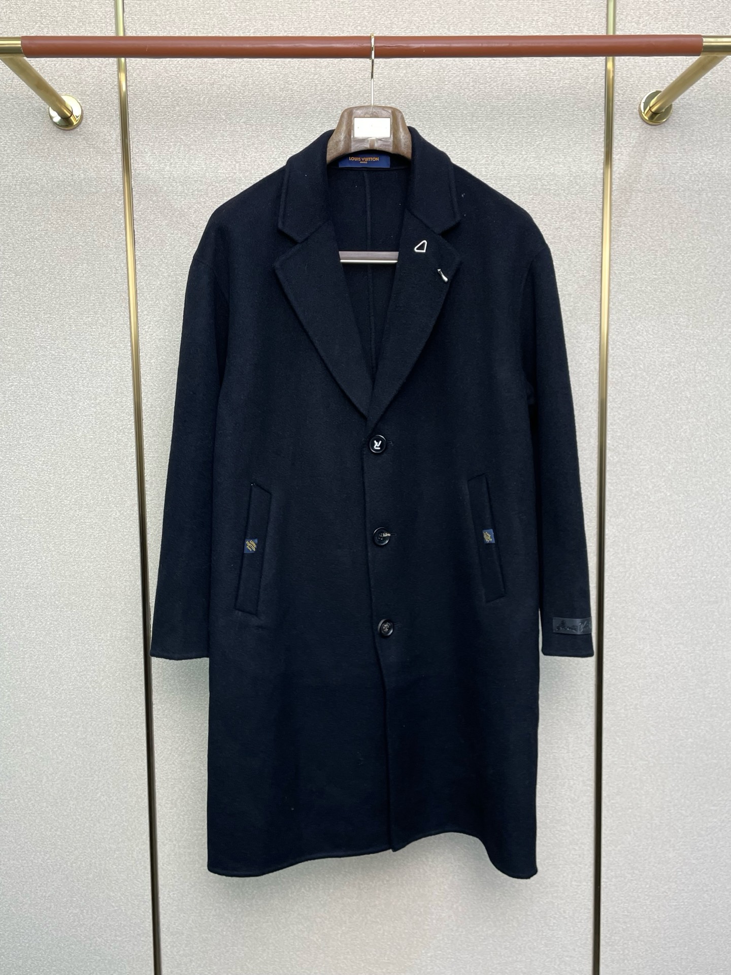 NO:607350,.Long coat-Louis Vuitton’s new style that everyone must buy!  The new original men's wool double-sided woolen coat, long buttoned woolen coat, is exclusively available at the channel. The high-end goods are synchronized with the official website counter. Simple and classic, popular style. Simple, neat and refreshing business, the quality workmanship details can withstand any form of inspection, definitely produced by a major factory, presenting a brand new look, giving you a unique upper body experience!  All have gone through a strict selection process, original custom-made buttons, simple, elegant and versatile styles. The upper body is elegant and handsome, giving you a brand new sense of sight!  The appearance is incomparable, the details are in place, the upper body is not picky, and it is a must-have. Size M-3XL (too large),, louis vuitton, louis vuitton, jackets & coats, alexander wang19860909.长款大衣-Louis Vuitton路易威登砸锅卖铁都要上的新款！新款原单男士羊毛双面呢大衣长款排扣毛呢外套渠道特供 高端货官网柜台同步 简约经典大爆款.简洁利落又清爽商务,品质做工细节经得起任何形式检验,绝对大厂代工出品 呈现一种焕然一新,赋予你与众不同的上身体验！均经过严格的挑选工序,原版定制纽扣,简约大方百搭款 上身优雅帅气,焕然一新的即视感！品相无敌,细节都很到位,上身不挑人,必入的自留款. 码数M-3XL（偏大）,,louis vuitton,louis vuitton,jackets & coats,alexander wang,Men's clothing