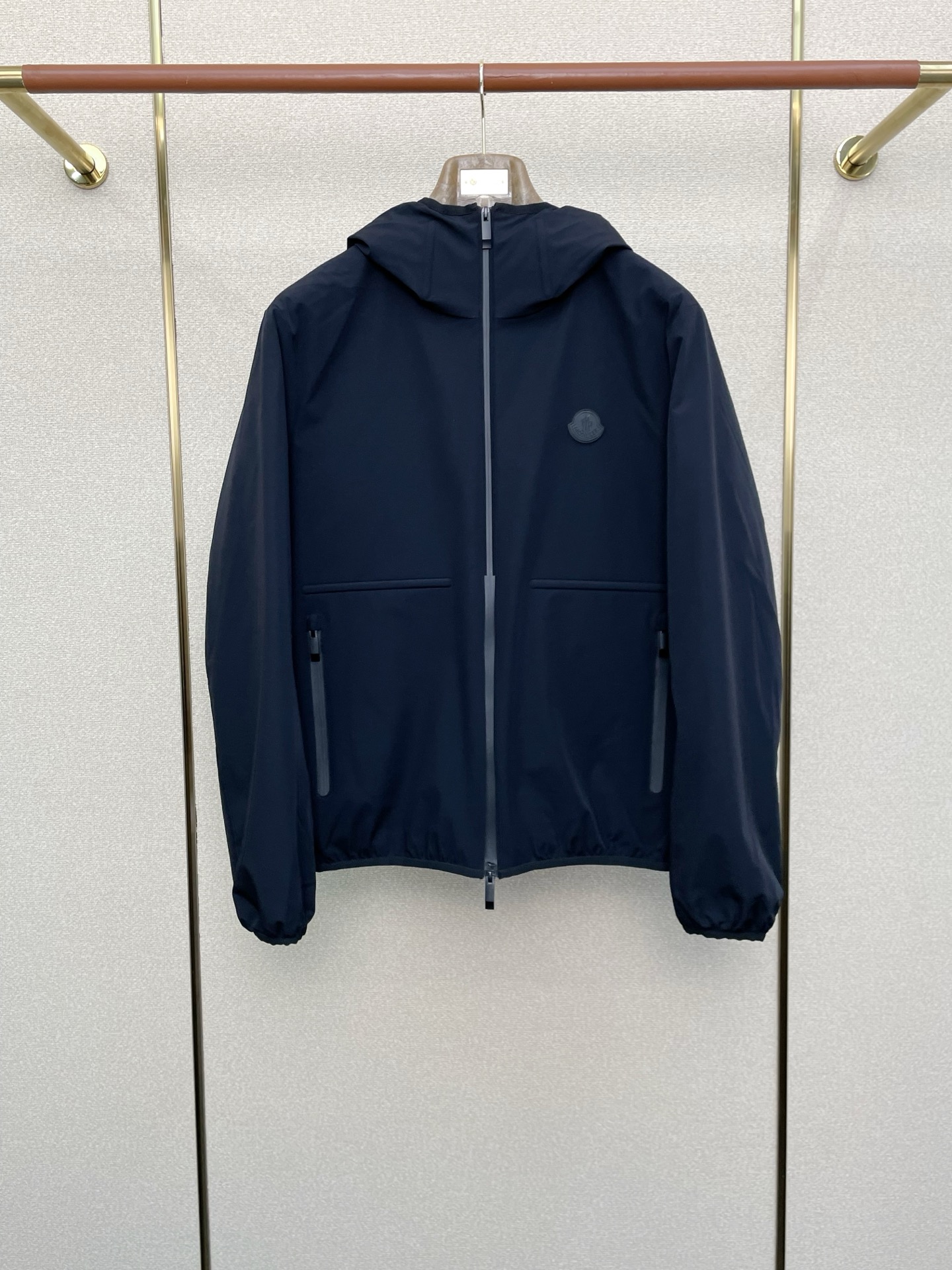 NO:607249,.Down Jacket - Moncler’s new style that everyone must buy!  New hooded down jacket for autumn and winter. Trading company channels are rare. It is a must-have warm item for cooling weather. It can be worn for daily life or outdoor sports. It is wear-resistant, scratch-resistant and easy to care for. It is paired with large square quilting technology to create a fluffy and full overall effect. It also has a strong thermal insulation and temperature locking effect, so that you are not afraid of the cold outdoor weather in autumn and winter! Size M-3XL, Moncler, down jacket, hats, alexander wang19860909.羽绒服- Moncler蒙口砸锅卖铁都要上的新款！秋冬新款连帽羽绒服.贸易公司渠道稀出,降温天气必备的保暖单品,不论是日常还是户外运动都能穿.耐磨防刮易打理,在搭配大方格绗缝工艺,打造蓬松饱满的整体效果,兼顾强悍的保暖锁温效果,让你无惧秋冬季寒冷的户外天气! 尺码M-3XL,,Moncler,down jacket,hats,alexander wang,Men's clothing