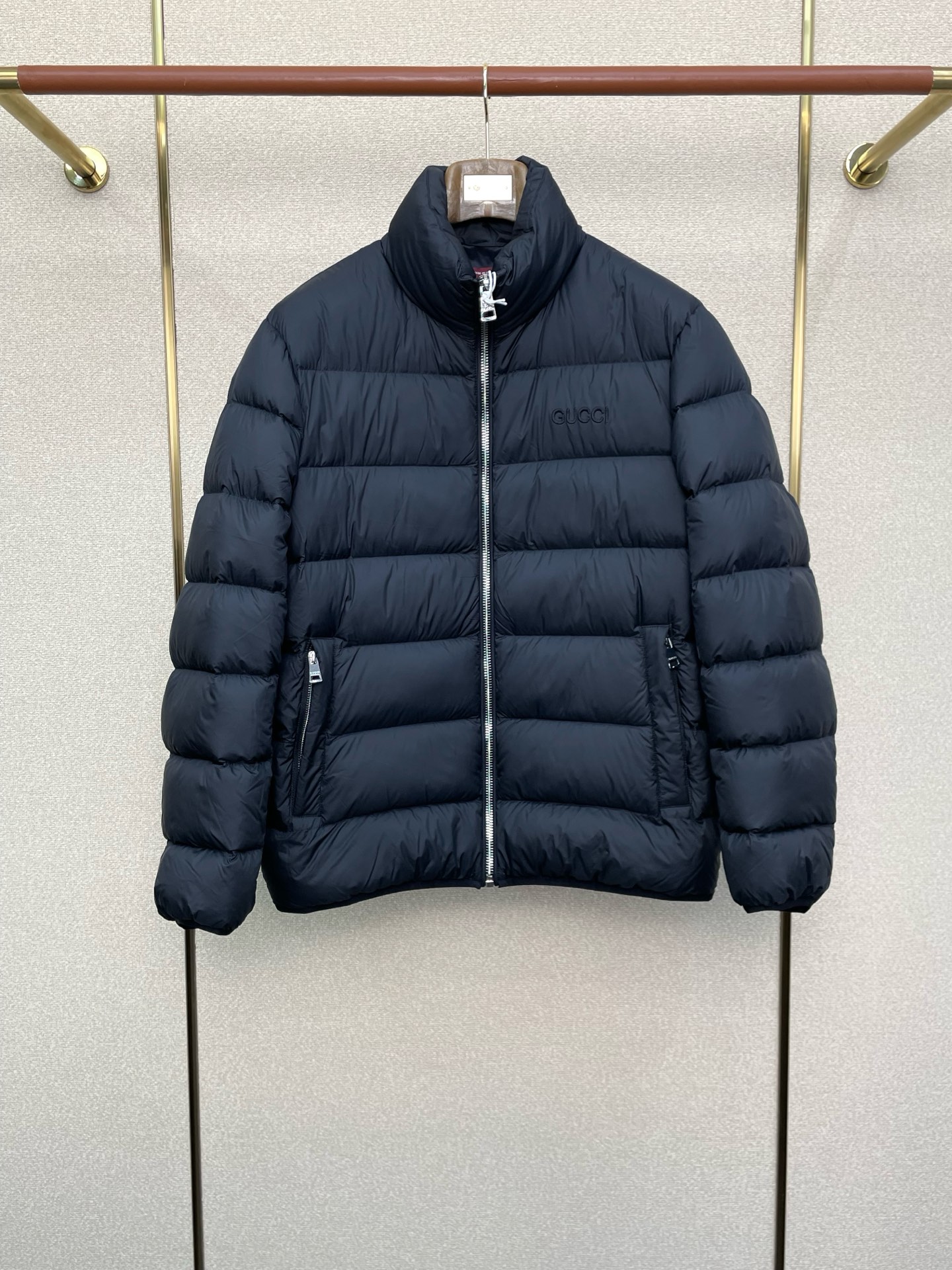 NO:607261,.Down Jacket - Gucci’s new style that everyone will buy!  New down jackets for autumn and winter. Trading company channels are rare. It is a must-have warm item for cooling weather. It can be worn for daily life or outdoor sports. It is wear-resistant, scratch-resistant and easy to care for. It is paired with large square quilting technology to create a fluffy and full overall effect. It also has a strong thermal insulation and temperature locking effect, so that you are not afraid of the cold outdoor weather in autumn and winter! Size M-3XL,, gucci, gucci, down jacket, alexander wang19860909.羽绒服- Gucci古驰砸锅卖铁都要上的新款！秋冬新款羽绒服.贸易公司渠道稀出,降温天气必备的保暖单品,不论是日常还是户外运动都能穿.耐磨防刮易打理,在搭配大方格绗缝工艺,打造蓬松饱满的整体效果,兼顾强悍的保暖锁温效果,让你无惧秋冬季寒冷的户外天气! 尺码M-3XL,,gucci,gucci,down jacket,alexander wang,Men's clothing