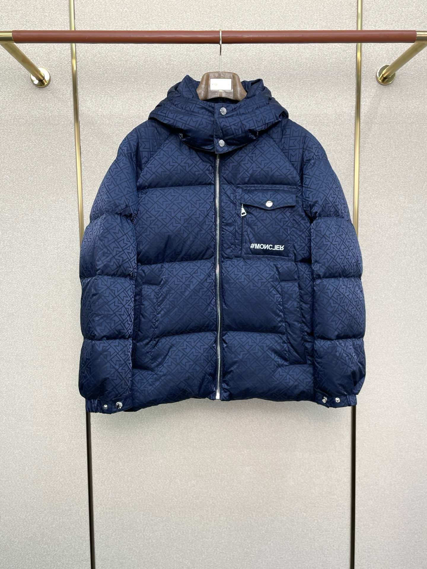 NO:607273,.Down Jacket-Moncler’s new style that everyone must buy!  New hooded down jacket for autumn and winter. Trading company channels are rare. It is a must-have warm item for cooling weather. It can be worn for daily life or outdoor sports. It is wear-resistant, scratch-resistant and easy to care for. It is paired with large square quilting technology to create a fluffy and full overall effect. It also has a strong thermal insulation and temperature locking effect, so that you are not afraid of the cold outdoor weather in autumn and winter! Size M-3XL, Moncler, down jacket, hats, alexander wang19860909.羽绒服-Moncler蒙口砸锅卖铁都要上的新款！秋冬新款连帽羽绒服.贸易公司渠道稀出,降温天气必备的保暖单品,不论是日常还是户外运动都能穿.耐磨防刮易打理,在搭配大方格绗缝工艺,打造蓬松饱满的整体效果,兼顾强悍的保暖锁温效果,让你无惧秋冬季寒冷的户外天气! 尺码M-3XL,,Moncler,down jacket,hats,alexander wang,Men's clothing