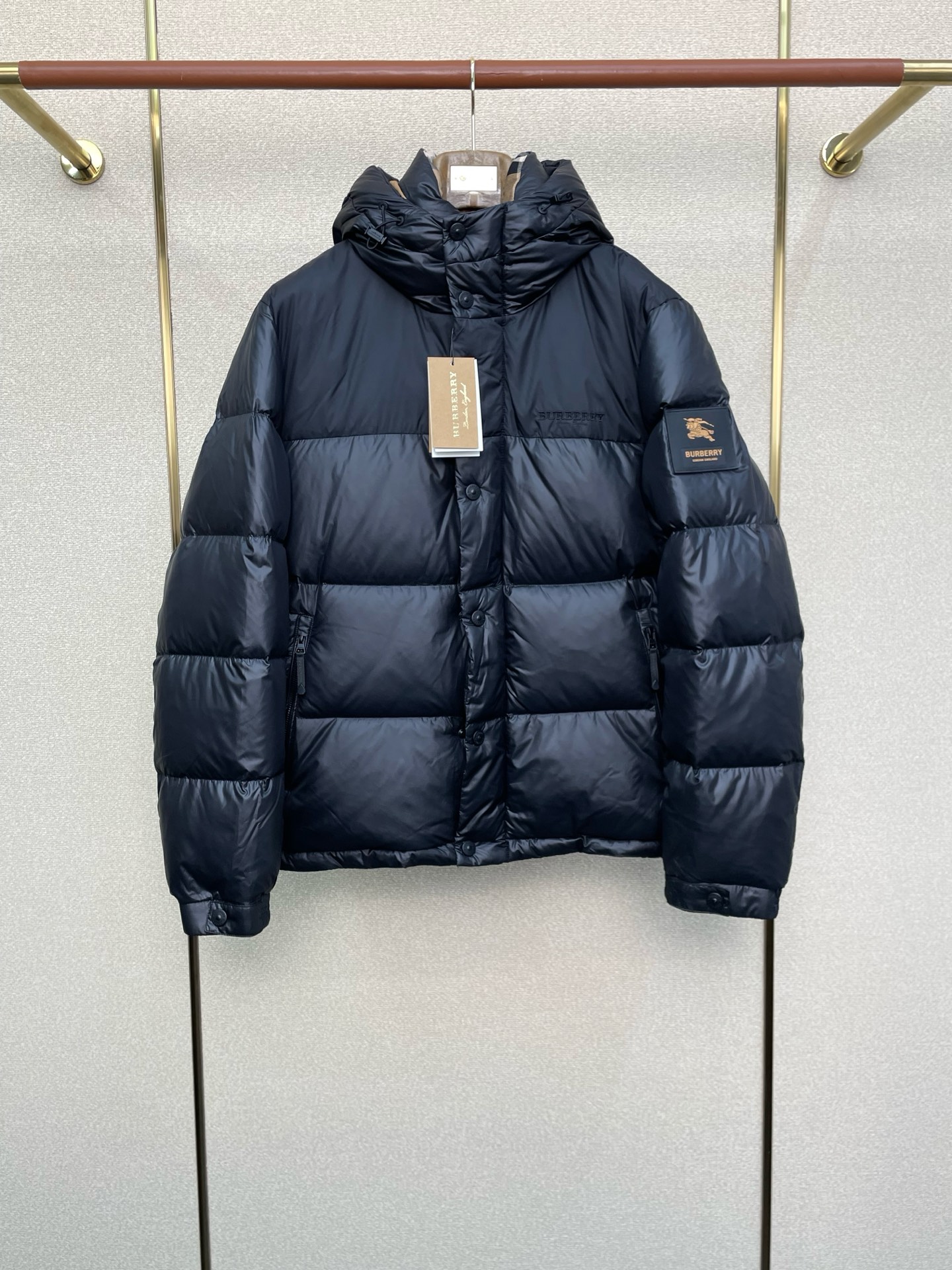 NO:607269,.Down Jacket-BURBERRY’s new model that is popular all over the world!  New hooded down jacket for autumn and winter. Trading company channels are rare. It is a must-have warm item for cooling weather. It can be worn for daily or outdoor sports. It is wear-resistant, scratch-resistant and easy to care for. It is paired with large square quilting technology to create a fluffy and full overall effect. It also has a strong thermal insulation and temperature locking effect, so that you are not afraid of the cold outdoor weather in autumn and winter! Size M-3XL,, burberry, burberry, down jacket, hats, alexander wang19860909.羽绒服-BURBERRY巴宝莉砸锅卖铁都要上的新款！秋冬新款连帽羽绒服.贸易公司渠道稀出,降温天气必备的保暖单品,不论是日常还是户外运动都能穿.耐磨防刮易打理,在搭配大方格绗缝工艺,打造蓬松饱满的整体效果,兼顾强悍的保暖锁温效果,让你无惧秋冬季寒冷的户外天气! 尺码M-3XL,,burberry,burberry,down jacket,hats,alexander wang,Men's clothing