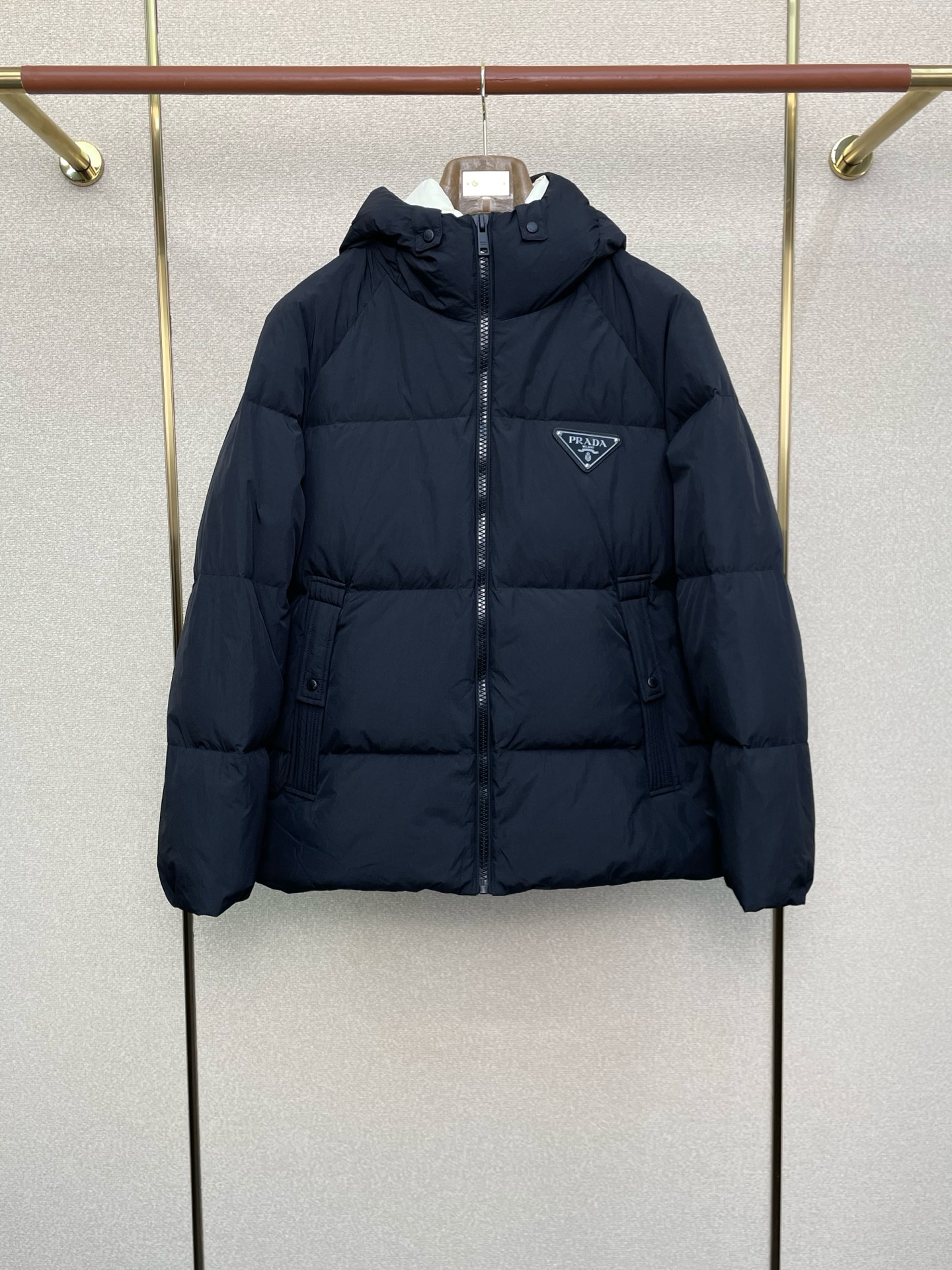 NO:607254,.Down Jacket - Prada’s new style that everyone will buy!  New hooded down jacket for autumn and winter. Trading company channels are rare. It is a must-have warm item for cooling weather. It can be worn for daily life or outdoor sports. It is wear-resistant, scratch-resistant and easy to care for. It is paired with large square quilting technology to create a fluffy and full overall effect. It also has a strong thermal insulation and temperature locking effect, so that you are not afraid of the cold outdoor weather in autumn and winter! Size M-3XL, prada, prada, down jacket, hats, alexander wang19860909.羽绒服- Prada普拉达砸锅卖铁都要上的新款！秋冬新款连帽羽绒服.贸易公司渠道稀出,降温天气必备的保暖单品,不论是日常还是户外运动都能穿.耐磨防刮易打理,在搭配大方格绗缝工艺,打造蓬松饱满的整体效果,兼顾强悍的保暖锁温效果,让你无惧秋冬季寒冷的户外天气! 尺码M-3XL,,prada,prada,down jacket,hats,alexander wang,Men's clothing