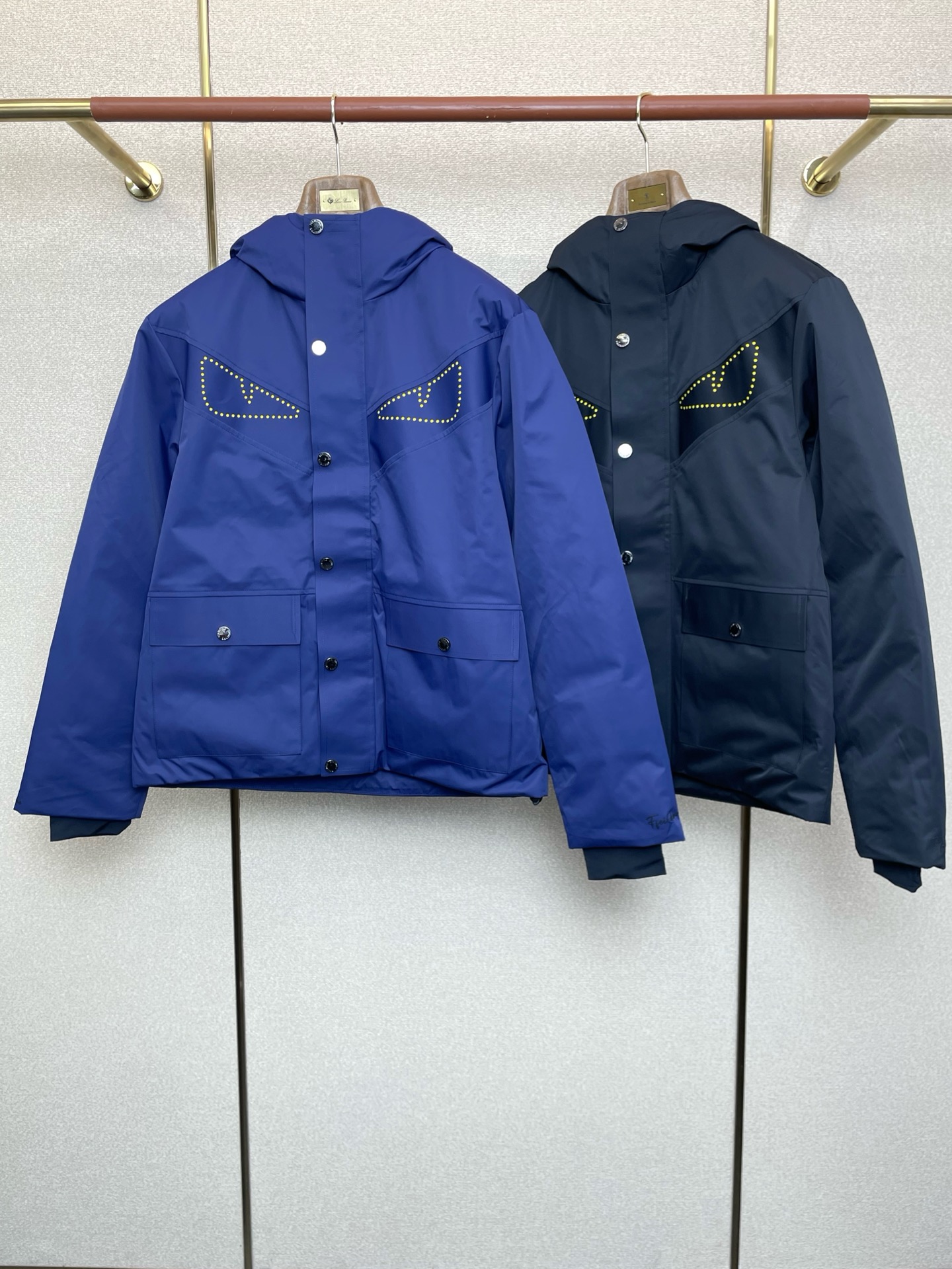 NO:607265,.Down Jacket-FENDI Fendi’s new style that everyone will buy!  New hooded down jacket for autumn and winter. Trading company channels are rare. It is a must-have warm item for cooling weather. It can be worn for daily or outdoor sports. It is wear-resistant, scratch-resistant and easy to care for. It is paired with large square quilting technology to create a fluffy and plump overall effect. It also has a strong thermal insulation and temperature locking effect, so that you are not afraid of the cold outdoor weather in autumn and winter! Size M-3XL,, fendi, fendi, down jacket, hats, alexander wang19860909.羽绒服-FENDI芬迪砸锅卖铁都要上的新款！秋冬新款连帽羽绒服.贸易公司渠道稀出,降温天气必备的保暖单品,不论是日常还是户外运动都能穿.耐磨防刮易打理,在搭配大方格绗缝工艺,打造蓬松饱满的整体效果,兼顾强悍的保暖锁温效果,让你无惧秋冬季寒冷的户外天气! 尺码M-3XL,,fendi,fendi,down jacket,hats,alexander wang,Men's clothing