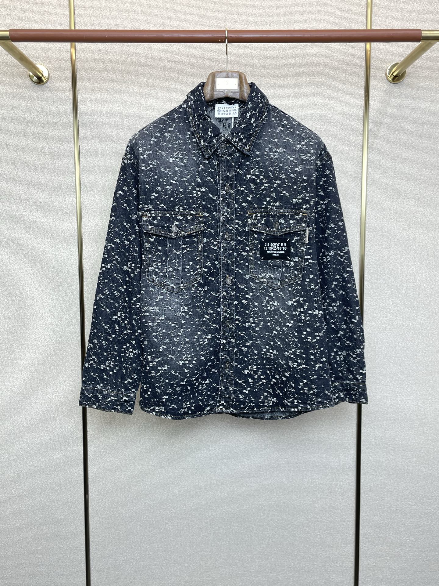 NO:607299,.Masion Margiela is a new style that everyone will buy!  New original men's casual denim jacket. Breathable and comfortable. High-end customization. High version. Fashionable and versatile imported fabric. Super soft and delicate feel. Skin-friendly and comfortable to wear. High-end boutique. The upper body is finely made by the factory. It is a must-have item for men. Complete with three standards. Size M-4XL, masion margiela, jackets & coats, alexander wang19860909.Masion Margiela梅森马吉拉砸锅卖铁都要上的新款！新款原单男士休闲牛仔外套 透气舒适 高端定制 高版本 时尚百搭爆款进口面料 手感超柔软细腻 穿着亲肤舒适 高端精品 代工厂精细做上身非常赞 男士必备单品 三标齐全 码数M-4XL,,masion margiela,jackets & coats,alexander wang,Men's clothing