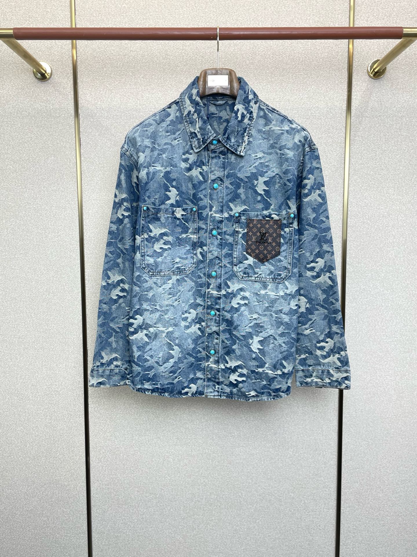 NO:607311,.Louis Vuitton Louis Vuitton’s new style is a must-have!  New original men's casual denim jacket. Breathable and comfortable. High-end customization. High version. Fashionable and versatile imported fabrics. Super soft and delicate feel. Skin-friendly and comfortable to wear. High-end boutique. The upper body is finely made by the factory. It is a must-have item for men. Complete with three standards. Size M-4XL, Louis vuitton, Louis vuitton, jackets & coats, alexander wang19860909.Louis Vuitton路易威登砸锅卖铁都要上的新款！新款原单男士休闲牛仔外套 透气舒适 高端定制 高版本 时尚百搭爆款进口面料 手感超柔软细腻 穿着亲肤舒适 高端精品 代工厂精细做上身非常赞 男士必备单品 三标齐全 码数M-4XL,,louis vuitton,louis vuitton,jackets & coats,alexander wang,Men's clothing