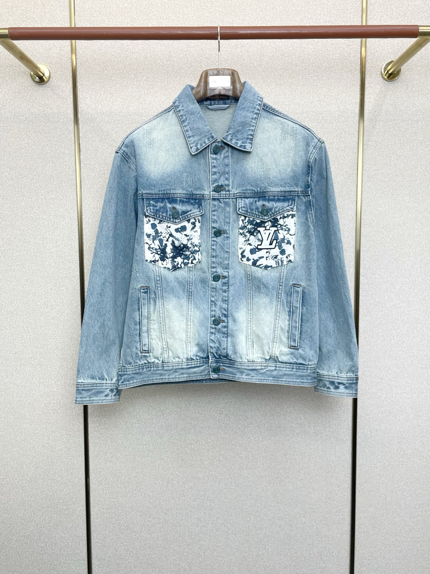 NO:607328,.Louis Vuitton Louis Vuitton’s new style is a must-have!  New original men's casual denim jacket. Breathable and comfortable. High-end customization. High version. Fashionable and versatile imported fabrics. Super soft and delicate feel. Skin-friendly and comfortable to wear. High-end boutique. The upper body is finely made by the factory. It is a must-have item for men. Complete with three standards. Size M-4XL, Louis vuitton, Louis vuitton, jackets & coats, alexander wang19860909.Louis Vuitton路易威登砸锅卖铁都要上的新款！新款原单男士休闲牛仔外套 透气舒适 高端定制 高版本 时尚百搭爆款进口面料 手感超柔软细腻 穿着亲肤舒适 高端精品 代工厂精细做上身非常赞 男士必备单品 三标齐全 码数M-4XL,,louis vuitton,louis vuitton,jackets & coats,alexander wang,Men's clothing