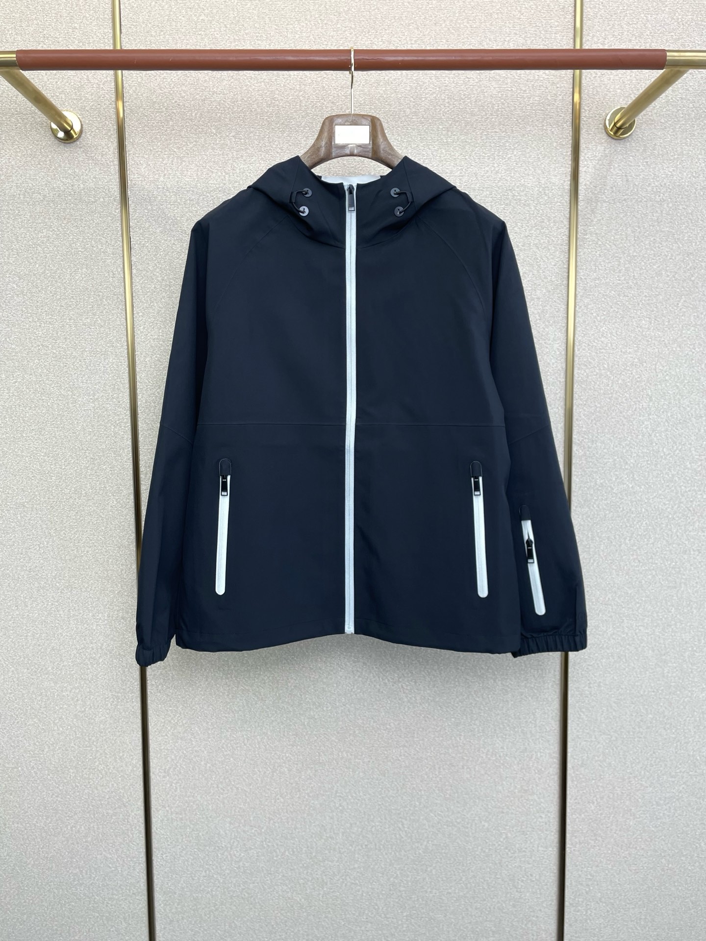 NO:607244,.ZEGNA Zegna’s new model is a must-have! The latest fashionable hooded jacket. A jacket with classic design and great looks. The quality is impeccable and you can buy it directly due to quality control. It is a high-end product that cannot be faulted! You can feel its powerful aura through the detailed pictures. It has a remarkable effect of gathering heat and keeping warm, so you don’t have to worry about getting a little chilly! Both fashionable and functional, the whole style looks more luxurious! Size 48-56,,zegna,jackets & coats,jackets & coats,hats,alexander wang19860909.ZEGNA杰尼亚砸锅卖铁都要上的新款！最新时尚连帽夹克.经典设计感与颜值爆棚的外套,品质更是无法挑剔品控可以直接入手,不容过错的高端臻品！通过细节图片便可感受到它强悍的气场,聚温保暖效果显著,完全不用担心会有一点寒意！时尚与功能性兼备,整款显得更加的奢华大气！ 尺码48-56,,zegna,jackets & coats,jackets & coats,hats,alexander wang,Men's clothing