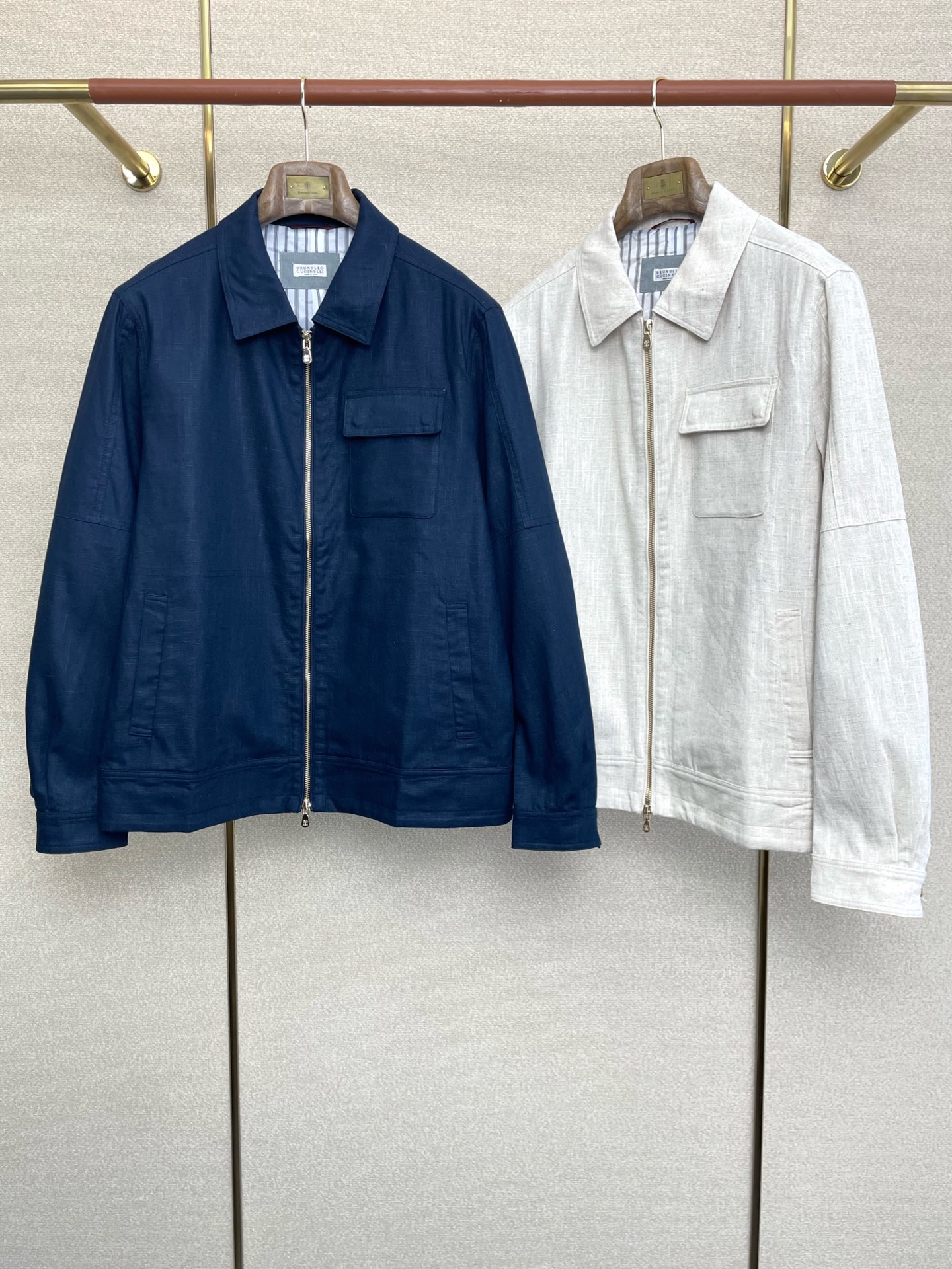 NO:607295,.BC-Brunello Cucineli Brunello Cucineli’s new style is a must-have!  New fashionable casual jacket. Imported original fabric, soft and comfortable, comfortable and breathable upper body, unique design style, whether worn alone or matched, it is a versatile item, highlighting the personality of young people, original hardware accessories, extremely high-grade, and the upper body is very handsome!  Size 48-56,,brunello cucinelli,jackets & coats,jackets & coats,alexander wang19860909.BC-Brunello Cucineli 布鲁内洛·库奇内利砸锅卖铁都要上的新款！新品时尚休闲夹克外套.进口原版面料,柔软舒适,上身舒适透气,独特设计风格,无论是单穿还是搭配,都是百搭单品,彰显了年轻人的个性,原版五金辅料,档次极高,上身帅气十足！码数48-56,,brunello cucinelli,jackets & coats,jackets & coats,alexander wang,Men's clothing