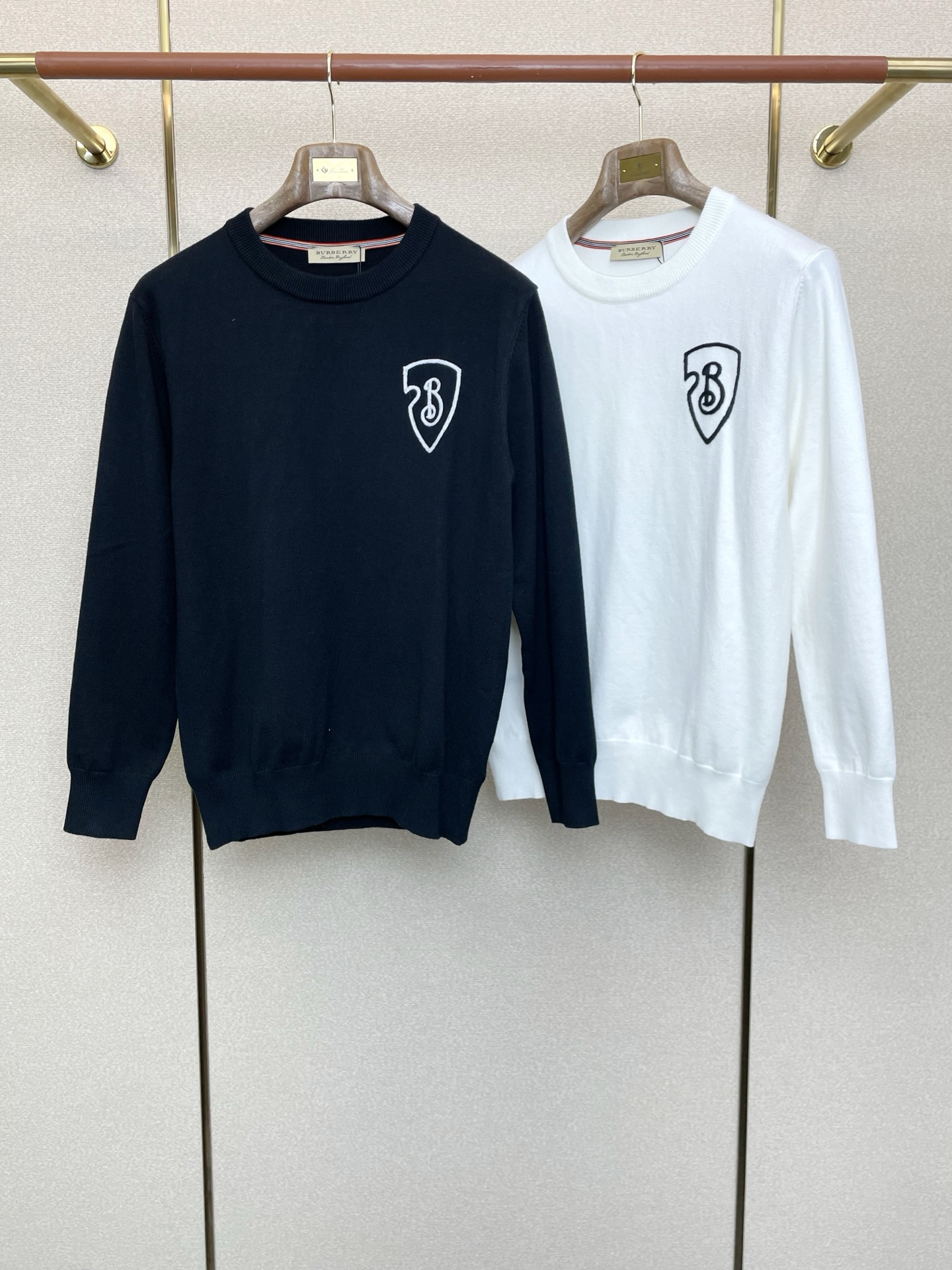 NO:607297,.Burberry’s new style is a must-have! The latest fashionable autumn and winter sweaters. Jackets with classic design and great looks. The quality is impeccable and quality control can be purchased directly. It is a high-end product that cannot be faulted! You can feel its powerful aura through the detailed pictures. It has a remarkable effect of gathering heat and keeping warm, so you don’t have to worry about getting a little chilly! Both fashionable and functional, the whole style looks more luxurious! Size M-3XL,,burberry,burberry,jackets & coats,sweaters,alexander wang19860909.Burberry巴宝莉砸锅卖铁都要上的新款！最新时尚秋冬毛衣 经典设计感与颜值爆棚的外套,品质更是无法挑剔品控可以直接入手,不容过错的高端臻品！通过细节图片便可感受到它强悍的气场,聚温保暖效果显著,完全不用担心会有一点寒意！时尚与功能性兼备,整款显得更加的奢华大气！ 尺码M-3XL,,burberry,burberry,jackets & coats,sweaters,alexander wang,Men's clothing