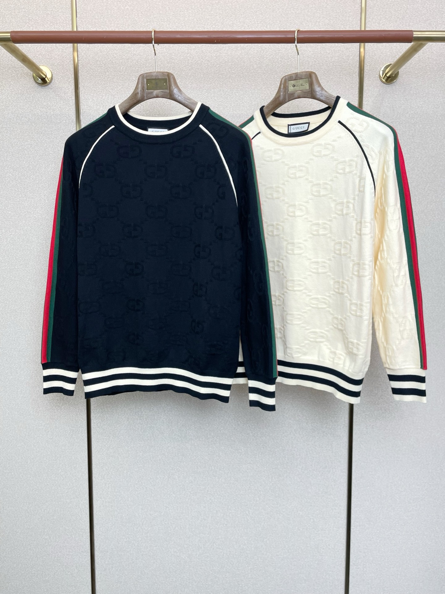 NO:607309,.Gucci Gucci’s new style is a must-have! The latest fashionable autumn and winter sweaters. Jackets with classic design and great looks. The quality is impeccable and quality control can be purchased directly. It is a high-end product that cannot be faulted! You can feel its powerful aura through the detailed pictures. It has a remarkable effect of gathering heat and keeping warm, so you don’t have to worry about getting a little chilly! Both fashionable and functional, the whole style looks more luxurious! Size M-3XL,,gucci,gucci,jackets & coats,sweaters,alexander wang19860909.Gucci古驰砸锅卖铁都要上的新款！最新时尚秋冬毛衣 经典设计感与颜值爆棚的外套,品质更是无法挑剔品控可以直接入手,不容过错的高端臻品！通过细节图片便可感受到它强悍的气场,聚温保暖效果显著,完全不用担心会有一点寒意！时尚与功能性兼备,整款显得更加的奢华大气！ 尺码M-3XL,,gucci,gucci,jackets & coats,sweaters,alexander wang,Men's clothing