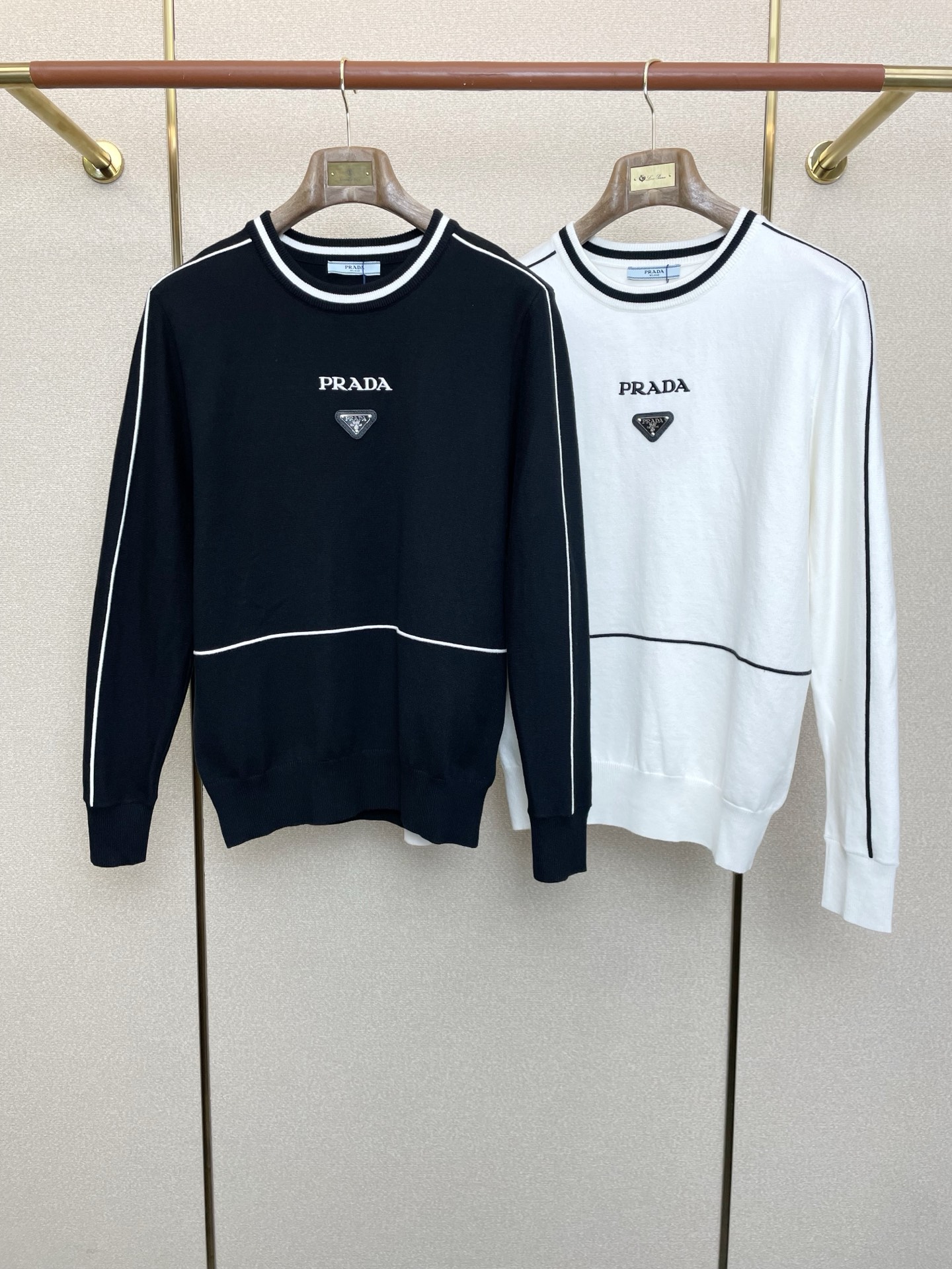 NO:607320,.Prada is a new model that will sell everything! The latest fashionable autumn and winter sweaters. Jackets with classic design and great looks. The quality is impeccable and quality control can be purchased directly. It is a high-end product that cannot be faulted! You can feel its powerful aura through the detailed pictures. It has a remarkable effect of gathering heat and keeping warm, so you don’t have to worry about getting a little chilly! Both fashionable and functional, the whole style looks more luxurious! Size M-3XL,,prada,prada,jackets & coats,sweaters,alexander wang19860909.Prada普拉达砸锅卖铁都要上的新款！最新时尚秋冬毛衣 经典设计感与颜值爆棚的外套,品质更是无法挑剔品控可以直接入手,不容过错的高端臻品！通过细节图片便可感受到它强悍的气场,聚温保暖效果显著,完全不用担心会有一点寒意！时尚与功能性兼备,整款显得更加的奢华大气！ 尺码M-3XL,,prada,prada,jackets & coats,sweaters,alexander wang,Men's clothing