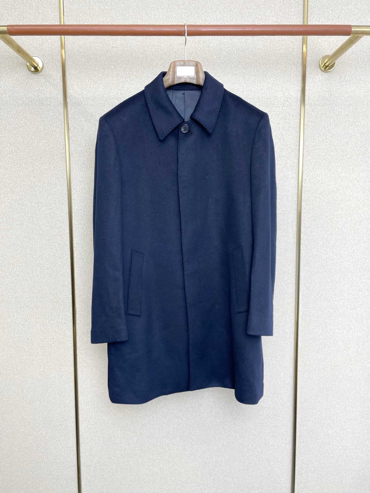 NO:607373,.Long coat-LP-Loro Piana is a must-have new style!  The new original men's lambswool coat is exclusively available through the channel. High-end product to keep warm and cold. The official website counter is synchronized. Simple and classic, popular style. Simple, neat and refreshing for business. The quality workmanship details can withstand any form of inspection. It is definitely produced by a major factory. It presents a brand new look and gives you a unique upper body experience!  All have gone through a strict selection process, original custom-made buttons, simple, elegant and versatile styles. The upper body is elegant and handsome, giving you a brand new sense of sight!  The appearance is incomparable, the details are in place, the upper body is not picky, it is a must-have for your own use. Size M-3XL, loro piana, loro piana, alexander wang19860909.长款大衣-LP-Loro Piana诺悠翩雅砸锅卖铁都要上的新款！新款原单男士羊羔绒大衣渠道特供 高端货防寒保暖 官网柜台同步 简约经典大爆款.简洁利落又清爽商务,品质做工细节经得起任何形式检验,绝对大厂代工出品 呈现一种焕然一新,赋予你与众不同的上身体验！均经过严格的挑选工序,原版定制纽扣,简约大方百搭款 上身优雅帅气,焕然一新的即视感！品相无敌,细节都很到位,上身不挑人,必入的自留款.码数M-3XL,,loro piana,loro piana,alexander wang,Men's clothing