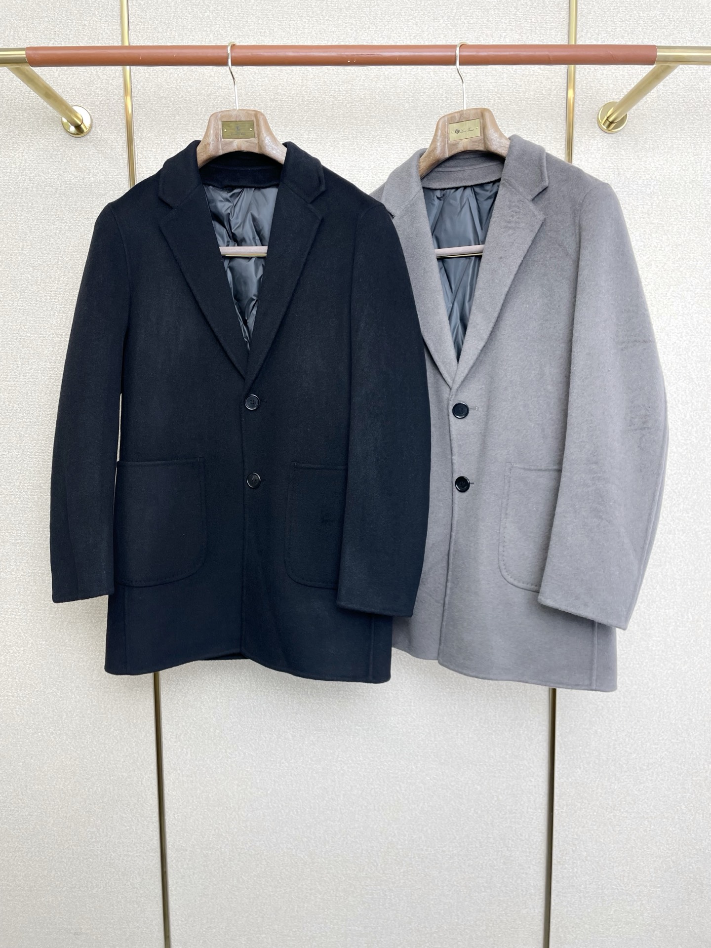 NO:607242,.Mid-length coat-LP-Loro Piana is a must-have new style!  New original men's lambswool coat available exclusively through channels. High-end goods with detachable lining and down vest. Cold-proof and warm. Official website counter synchronization. Simple, classic and popular style. Simple, neat and refreshing for business. The quality workmanship details can withstand any form of inspection. It is definitely produced by a major factory. It presents a brand new look and gives you a unique upper body experience!  All have gone through a strict selection process, original custom-made buttons, simple, elegant and versatile styles. The upper body is elegant and handsome, giving you a brand new sense of sight!  The appearance is incomparable, the details are in place, the upper body is not picky, a must-have for personal use. Size M-3XL, loro piana, loro piana, down jacket, alexander wang19860909.中长款大衣-LP-Loro Piana诺悠翩雅砸锅卖铁都要上的新款！新款原单男士羊羔绒大衣渠道特供 高端货内胆羽绒马甲可拆卸设计 防寒保暖 官网柜台同步 简约经典大爆款.简洁利落又清爽商务,品质做工细节经得起任何形式检验,绝对大厂代工出品 呈现一种焕然一新,赋予你与众不同的上身体验！均经过严格的挑选工序,原版定制纽扣,简约大方百搭款 上身优雅帅气,焕然一新的即视感！品相无敌,细节都很到位,上身不挑人,必入的自留款.码数M-3XL,,loro piana,loro piana,down jacket,alexander wang,Men's clothing