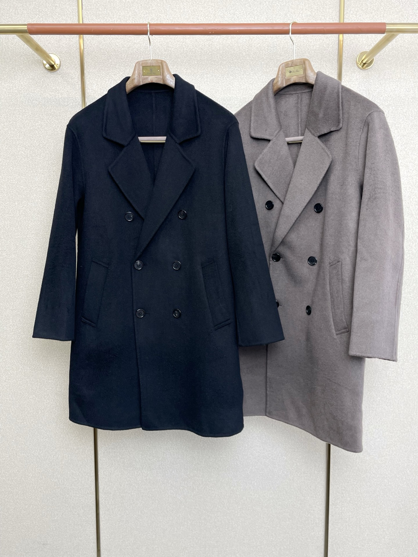 NO:607340,.Long coat-LP-Loro Piana is a must-have new style!  The new original men's lambswool coat is exclusively available through the channel. High-end product to keep warm and cold. The official website counter is synchronized. Simple and classic, popular style. Simple, neat and refreshing for business. The quality workmanship details can withstand any form of inspection. It is definitely produced by a major factory. It presents a brand new look and gives you a unique upper body experience!  All have gone through a strict selection process, original custom-made buttons, simple, elegant and versatile styles. The upper body is elegant and handsome, giving you a brand new sense of sight!  The appearance is incomparable, the details are in place, the upper body is not picky, it is a must-have for your own use. Size M-3XL, loro piana, loro piana, alexander wang19860909.长款大衣-LP-Loro Piana诺悠翩雅砸锅卖铁都要上的新款！新款原单男士羊羔绒大衣渠道特供 高端货防寒保暖 官网柜台同步 简约经典大爆款.简洁利落又清爽商务,品质做工细节经得起任何形式检验,绝对大厂代工出品 呈现一种焕然一新,赋予你与众不同的上身体验！均经过严格的挑选工序,原版定制纽扣,简约大方百搭款 上身优雅帅气,焕然一新的即视感！品相无敌,细节都很到位,上身不挑人,必入的自留款.码数M-3XL,,loro piana,loro piana,alexander wang,Men's clothing