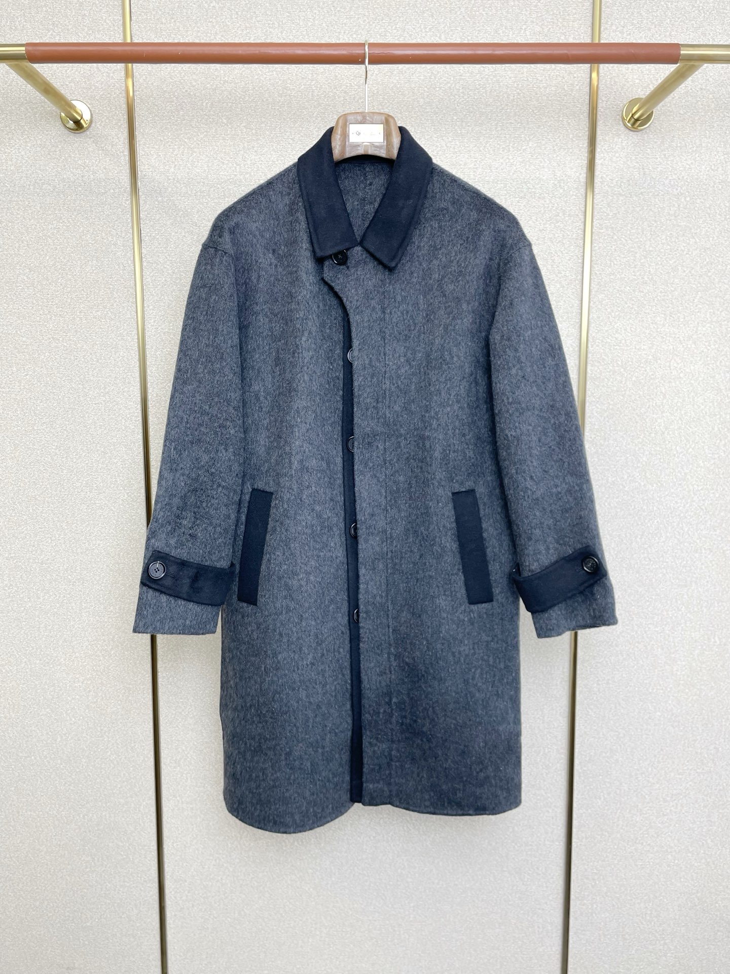 NO:607247,.Long coat-Hermès’ new style that everyone buys!  New original men's lambswool coat available exclusively through channels. High-end goods with detachable lining and down vest. Cold-proof and warm. Official website counter synchronization. Simple, classic and popular style. Simple, neat and refreshing for business. The quality workmanship details can withstand any form of inspection. It is definitely produced by a major factory. It presents a brand new look and gives you a unique upper body experience!  All have gone through a strict selection process, original custom-made buttons, simple, elegant and versatile styles. The upper body is elegant and handsome, giving you a brand new sense of sight!  The appearance is incomparable, the details are in place, the upper body is not picky, it is a must-have for your own use. Size M-3XL, hermes, hermes, down jacket, alexander wang19860909.长款大衣-Hermès爱马仕砸锅卖铁都要上的新款！新款原单男士羊羔绒大衣渠道特供 高端货内胆羽绒马甲可拆卸设计 防寒保暖 官网柜台同步 简约经典大爆款.简洁利落又清爽商务,品质做工细节经得起任何形式检验,绝对大厂代工出品 呈现一种焕然一新,赋予你与众不同的上身体验！均经过严格的挑选工序,原版定制纽扣,简约大方百搭款 上身优雅帅气,焕然一新的即视感！品相无敌,细节都很到位,上身不挑人,必入的自留款.码数M-3XL,,hermes,hermes,down jacket,alexander wang,Men's clothing