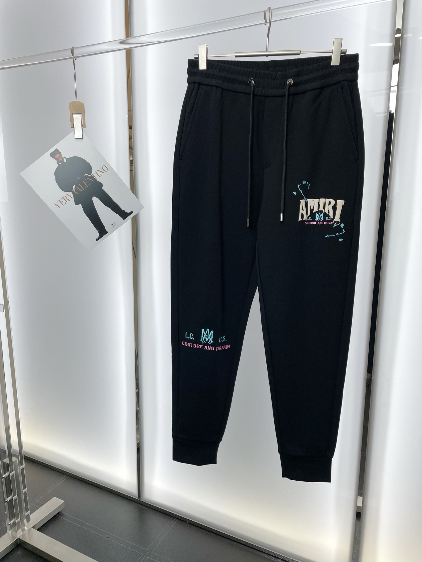 NO:607272,.AMIRI is a new model that will sell everything!  New casual pants, high-end version, counter-customized fabrics with high breathability and comfort, impeccable details, brand element design concept, reflecting high quality. It feels delicate and soft!  It presents a casual cut and the upper body shape is awesome!  Size M-3XL,,amiri,alexander wang19860909.AMIRI砸锅卖铁都要上的新款！新款休闲裤 高端版本 专柜定制面料 透气舒适度高,细节无可挑剔,品牌元素设计理念,体现高品质.手感细腻柔软！呈现休闲裁剪,上身版型超赞！码数M-3XL,,amiri,alexander wang,Men's clothing